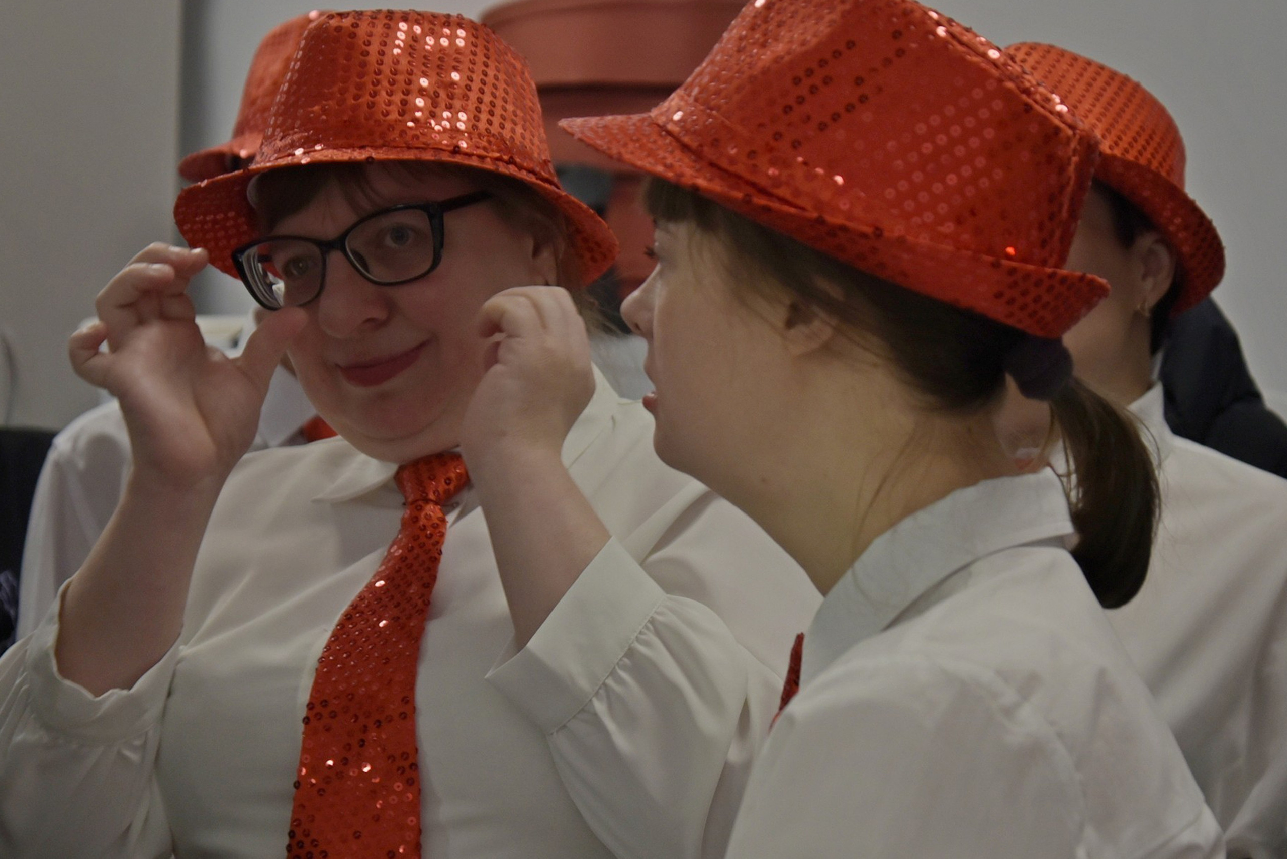 репортажная фотография.Две девушки в красных шляпах.