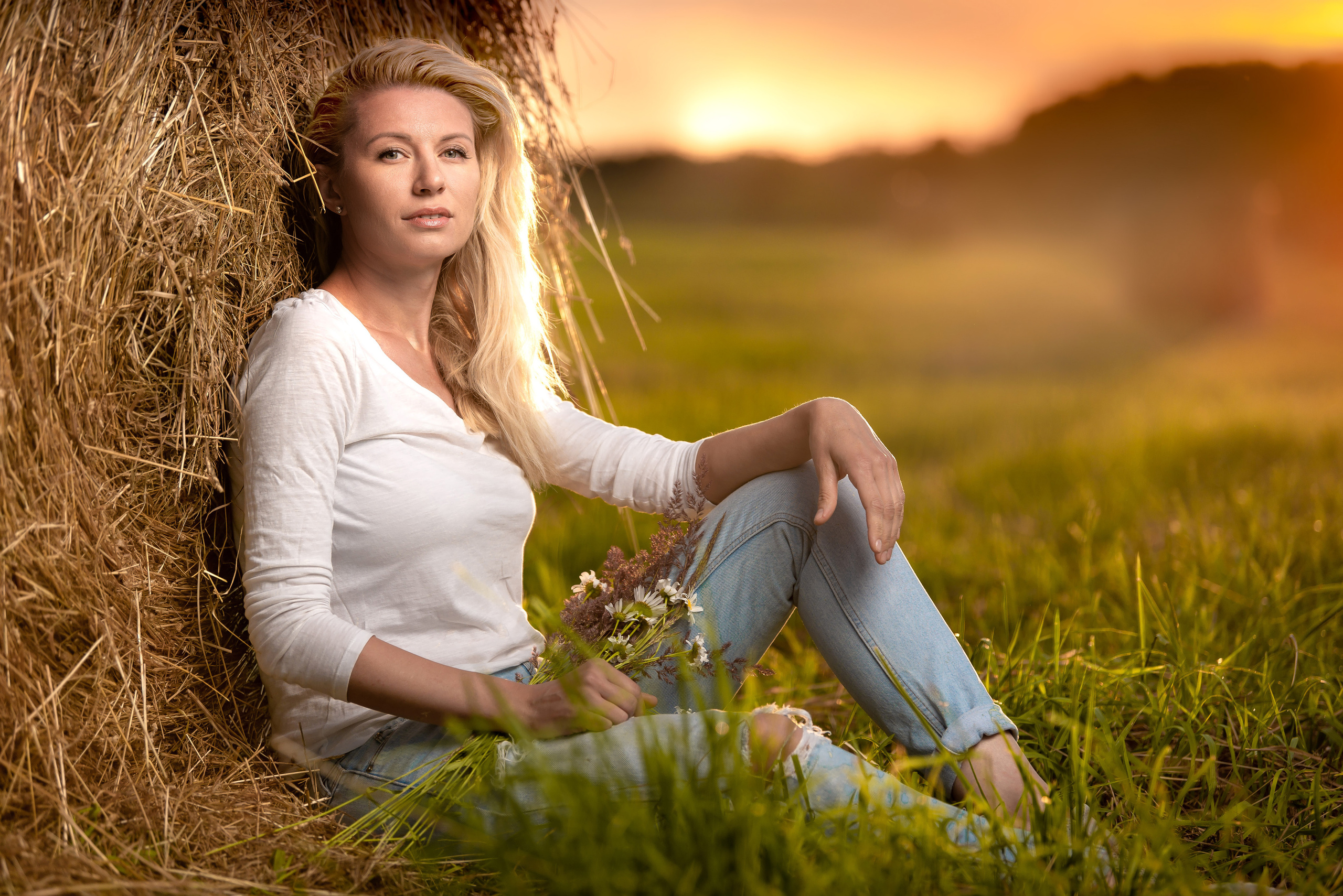 Фотосессия на сеновале с красивым закатом