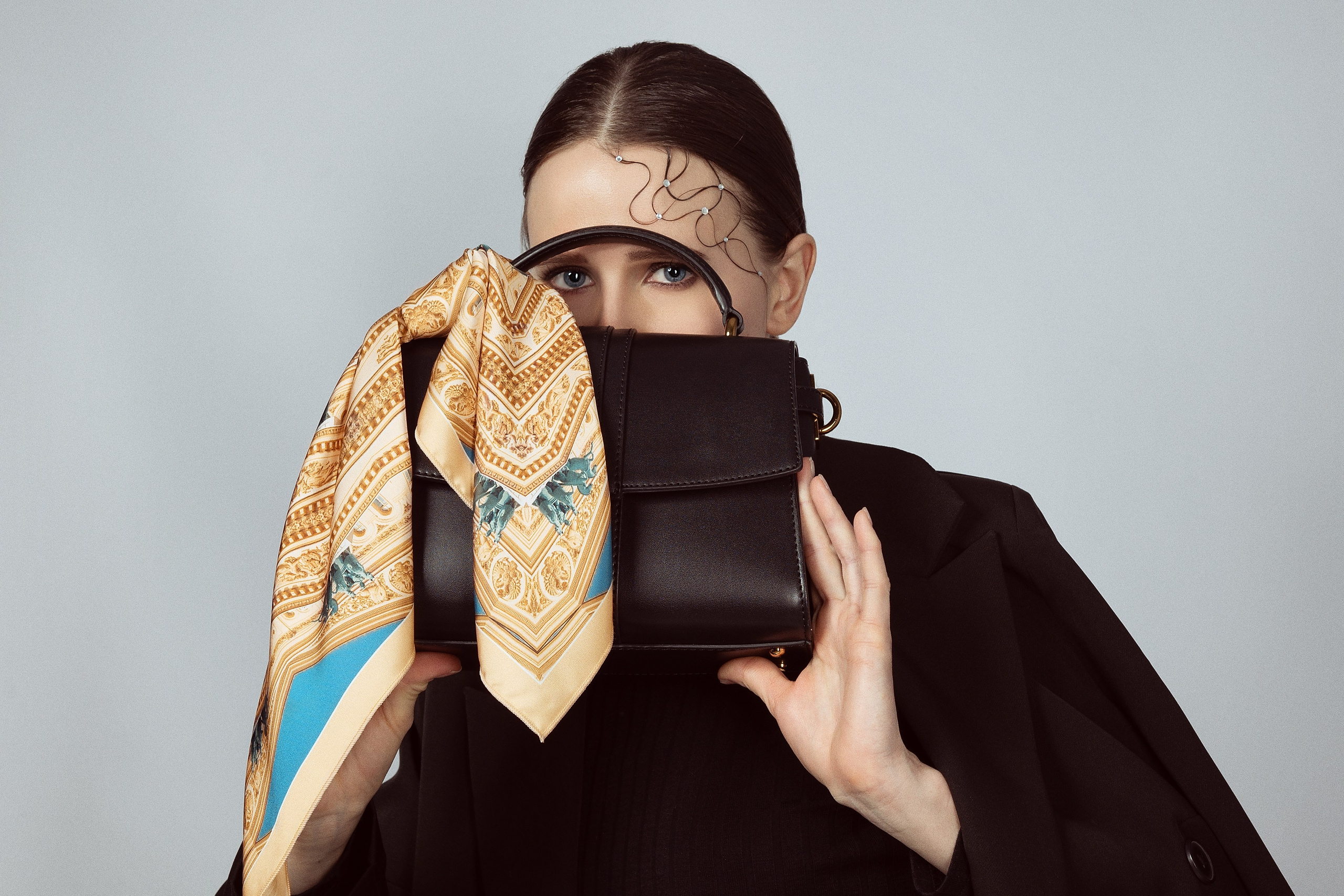 Съемка для каталога в студии. Шелковый платок на черной сумочке
