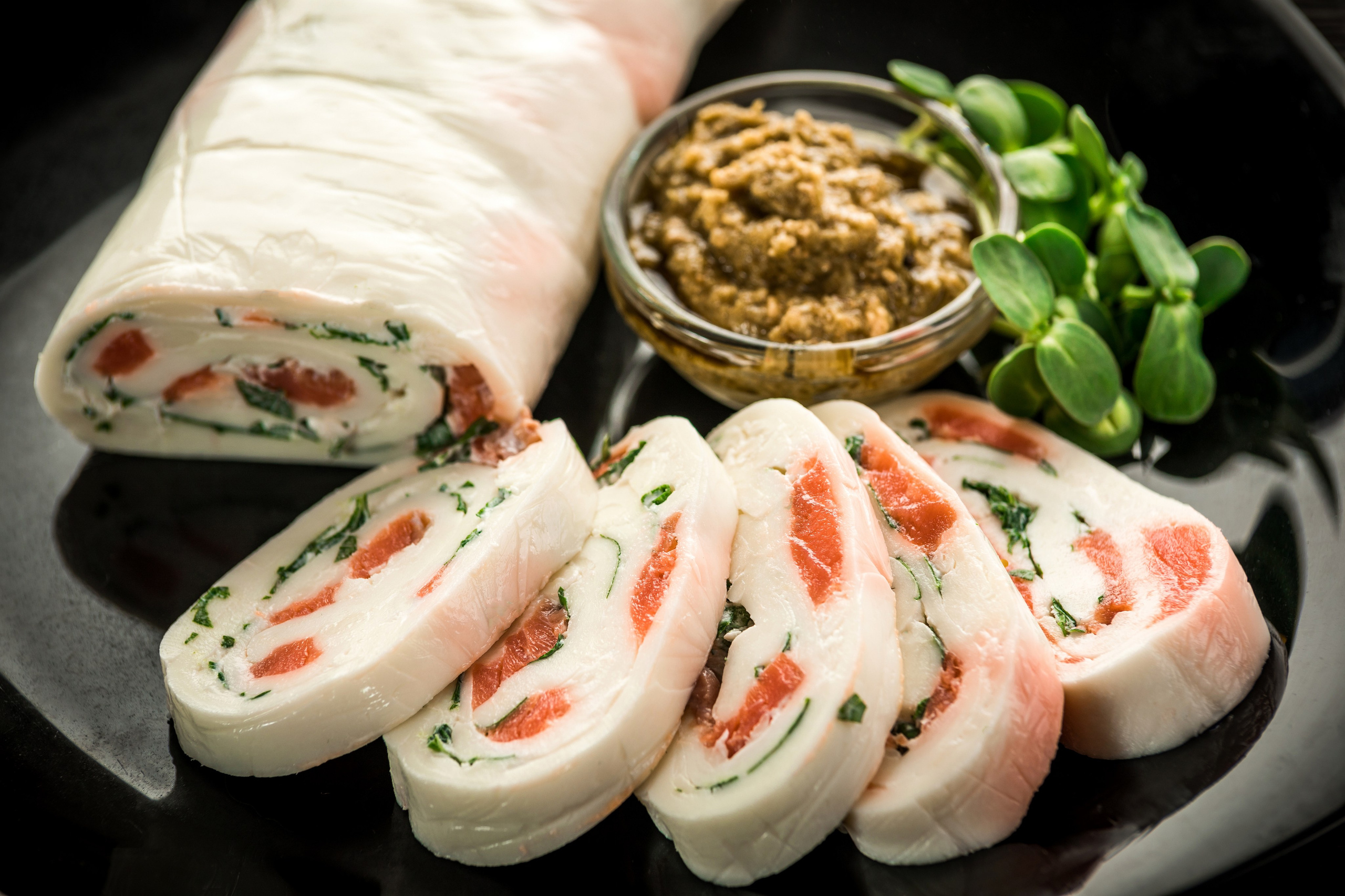 Рулет из моцареллы с семгой в упаковке из крафтовой бумаги.