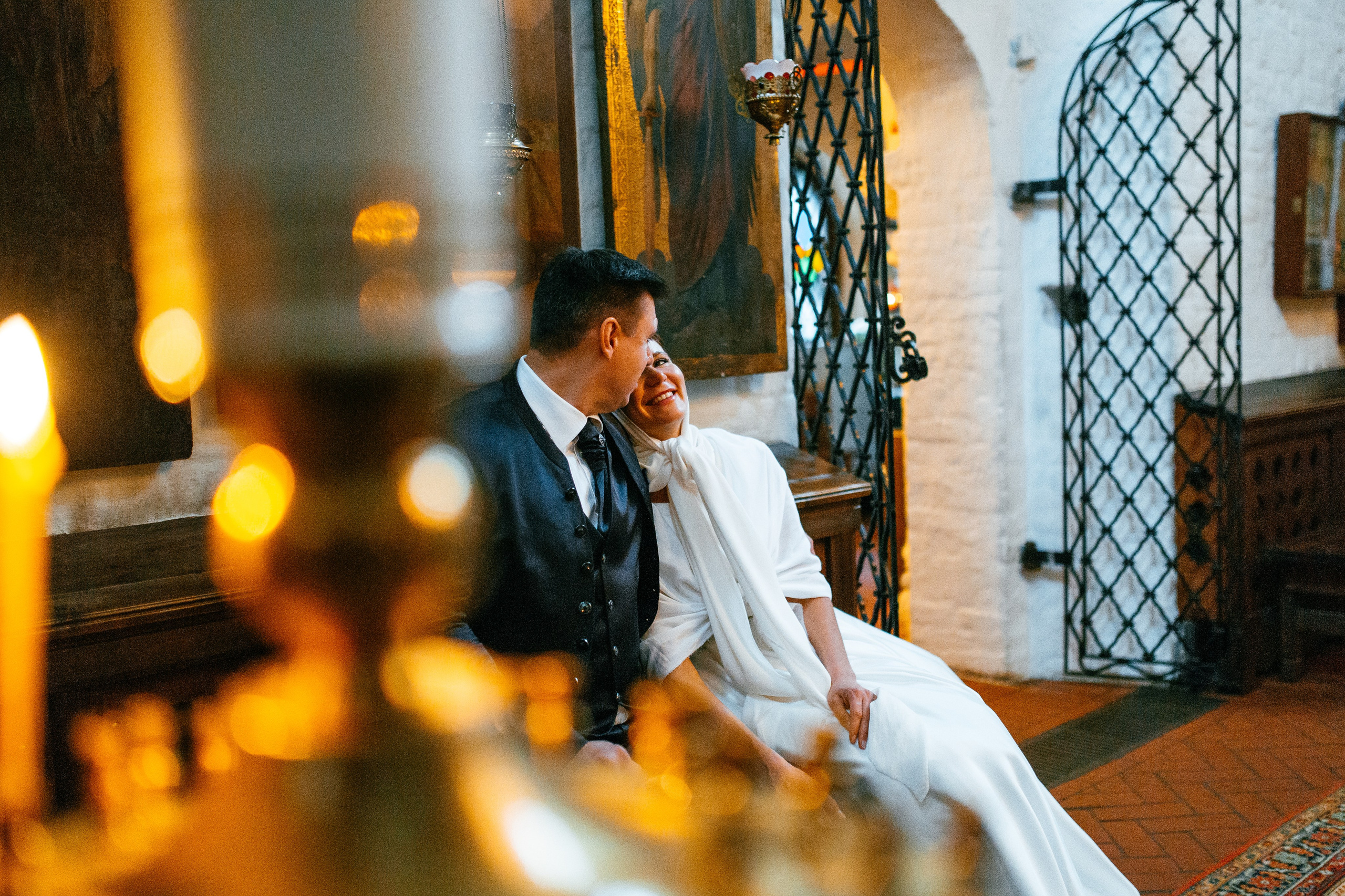 Фотограф на венчании в Москве проводит фотосессию – фотография пары после венчания