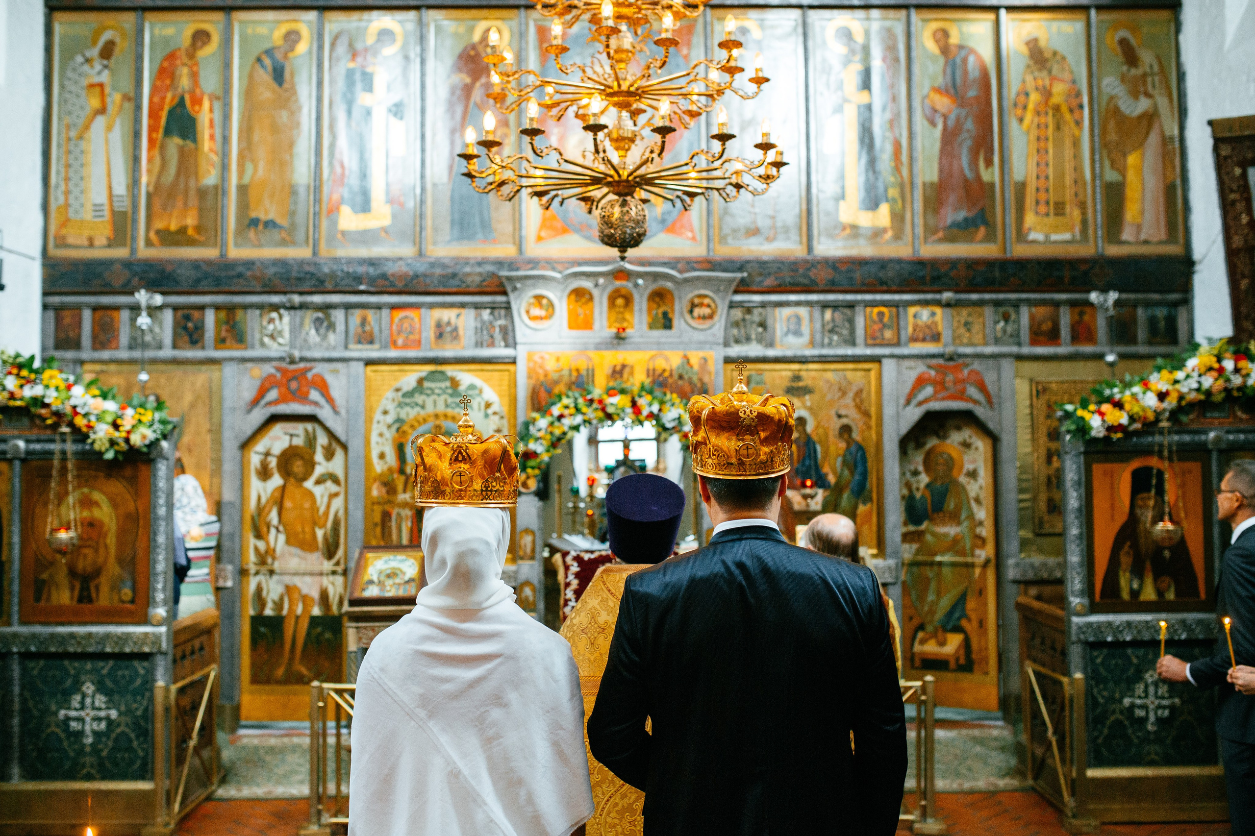 Фотограф и видеограф проводят съёмку венчания – фотография пары в храме Живоначальной Троицы