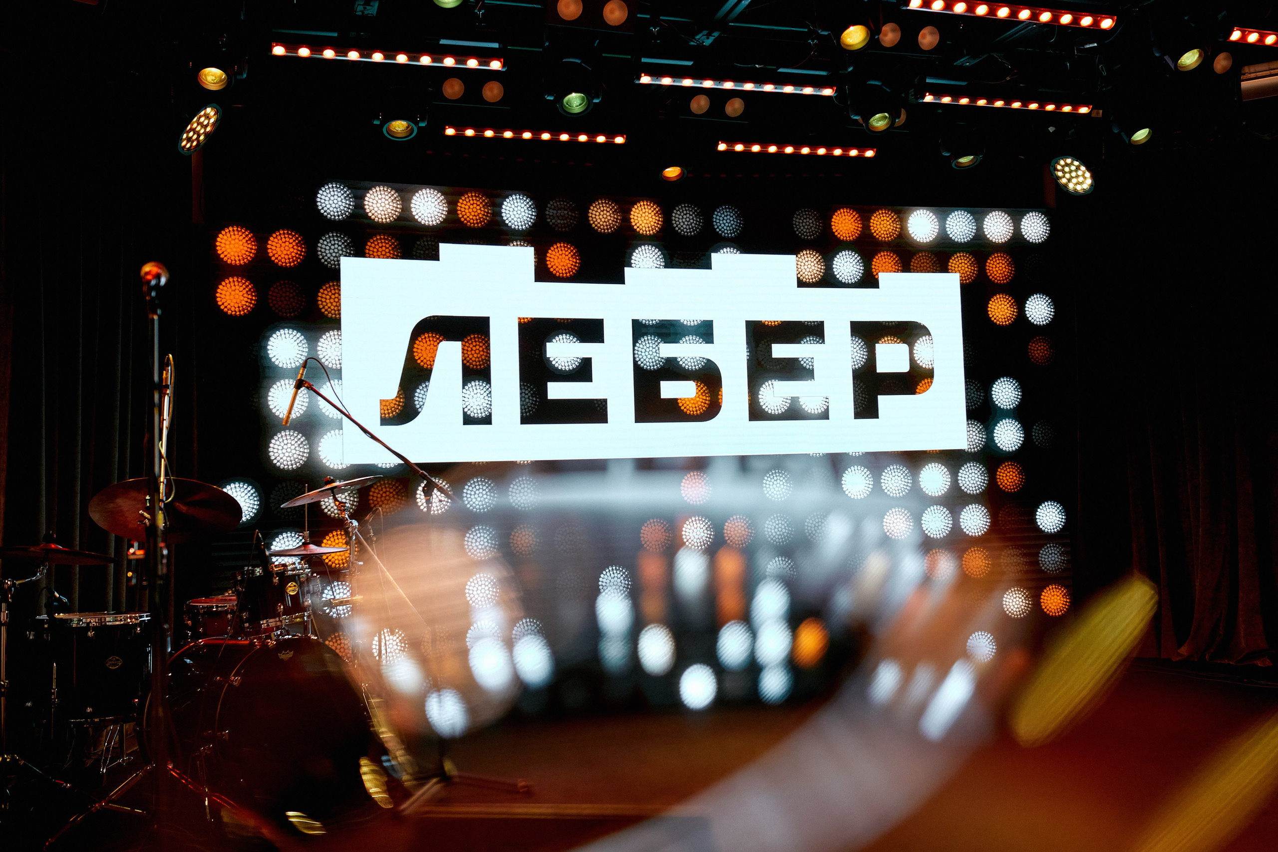 Профессиональная фотосъёмка корпоратива на Новый год для компании Лебер в Москве – фотография названия компании