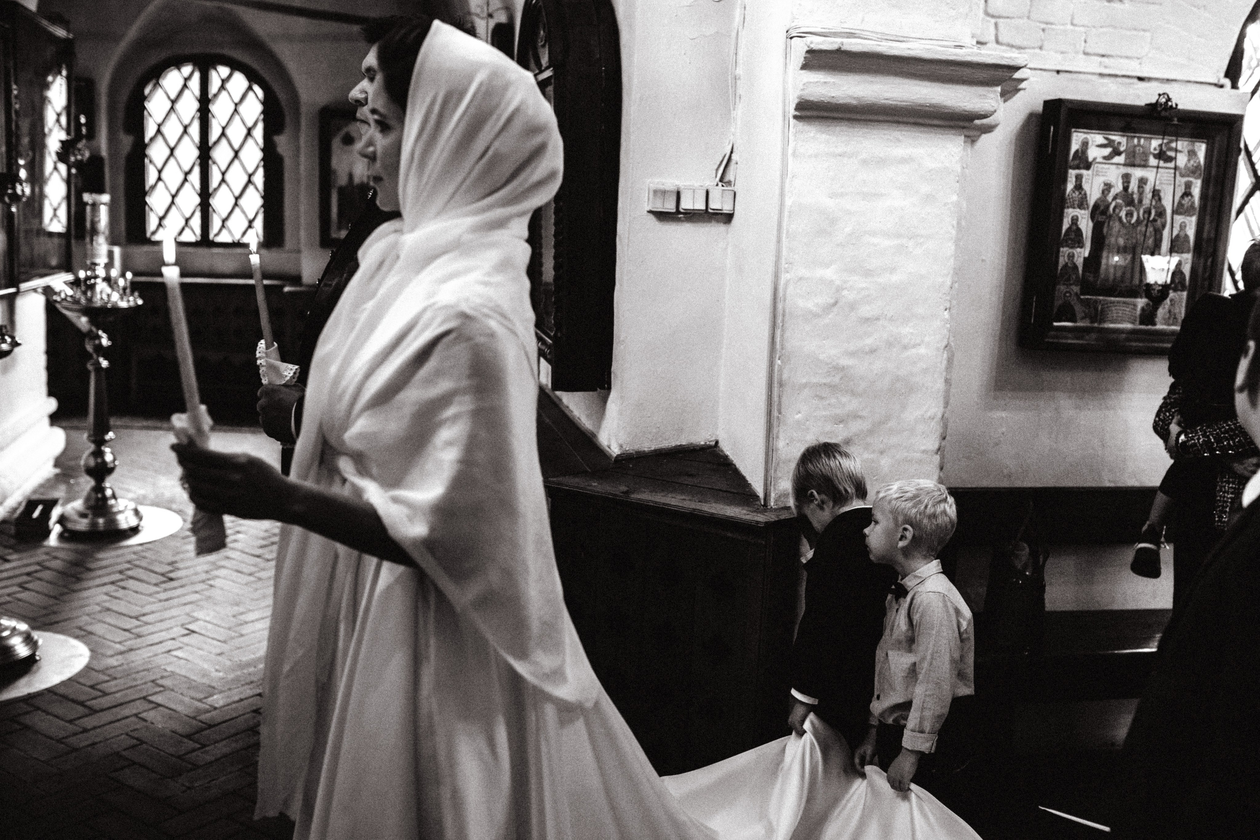 Фотосессия венчания с примерами фото – на снимке начало венчания в храме Живоначальной Троицы