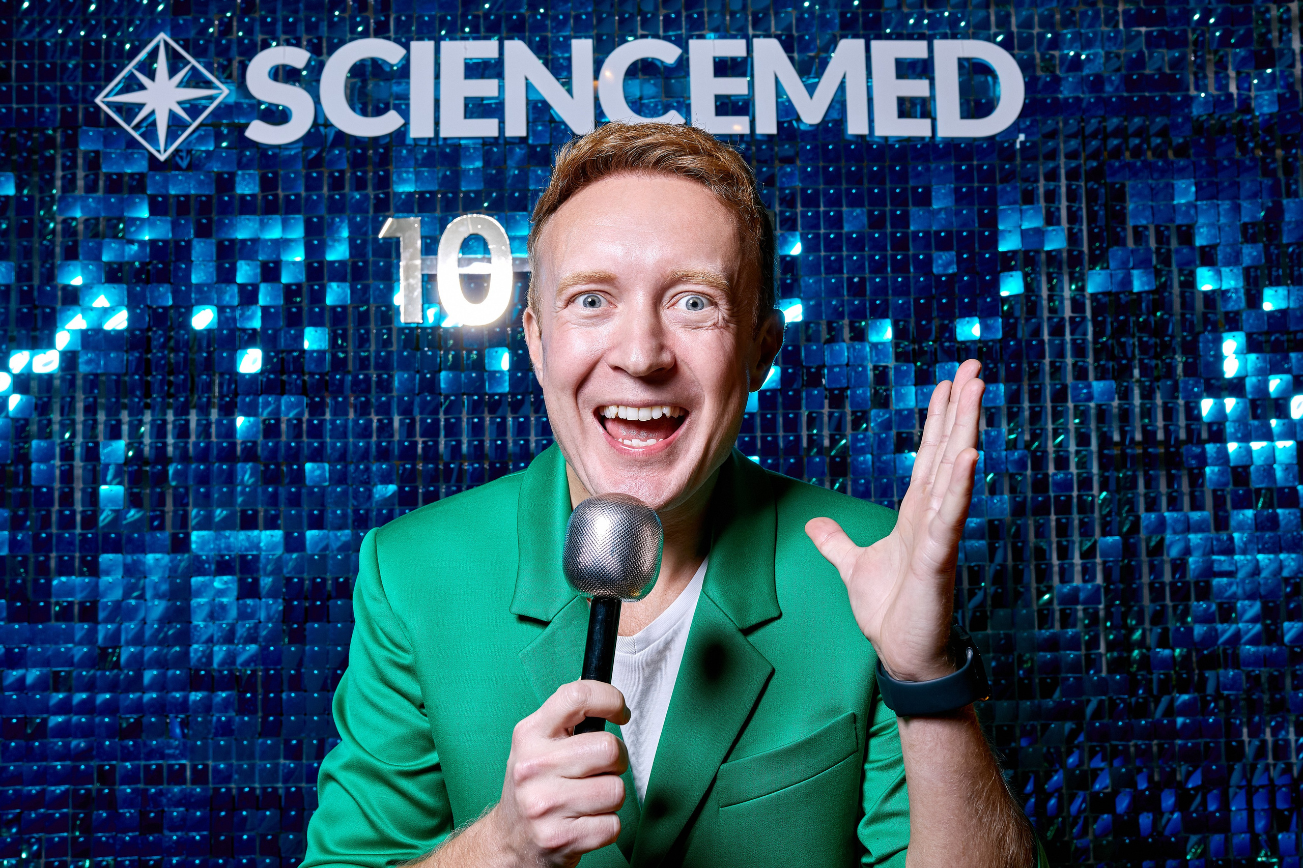 Фотосессия новогоднего корпоратива прошла на высшем уровне – кадры с корпоратива компании Sciencemed с удивленным ведущим