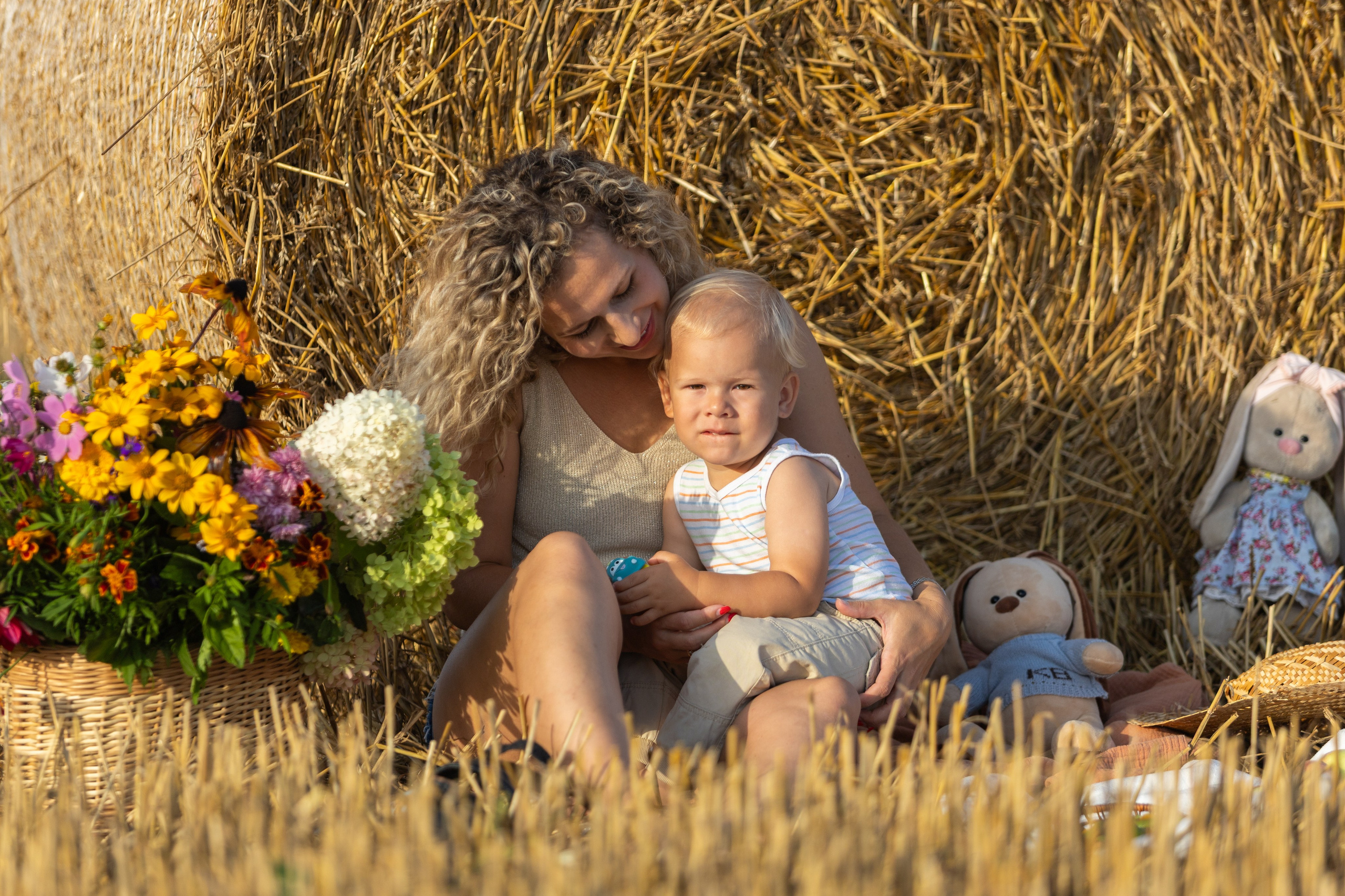 Семейная фотосъемка в поле в катушках соломы. Профессиональный интерьерный и репортажный фотограф Минск и РБ. Максим Орлов