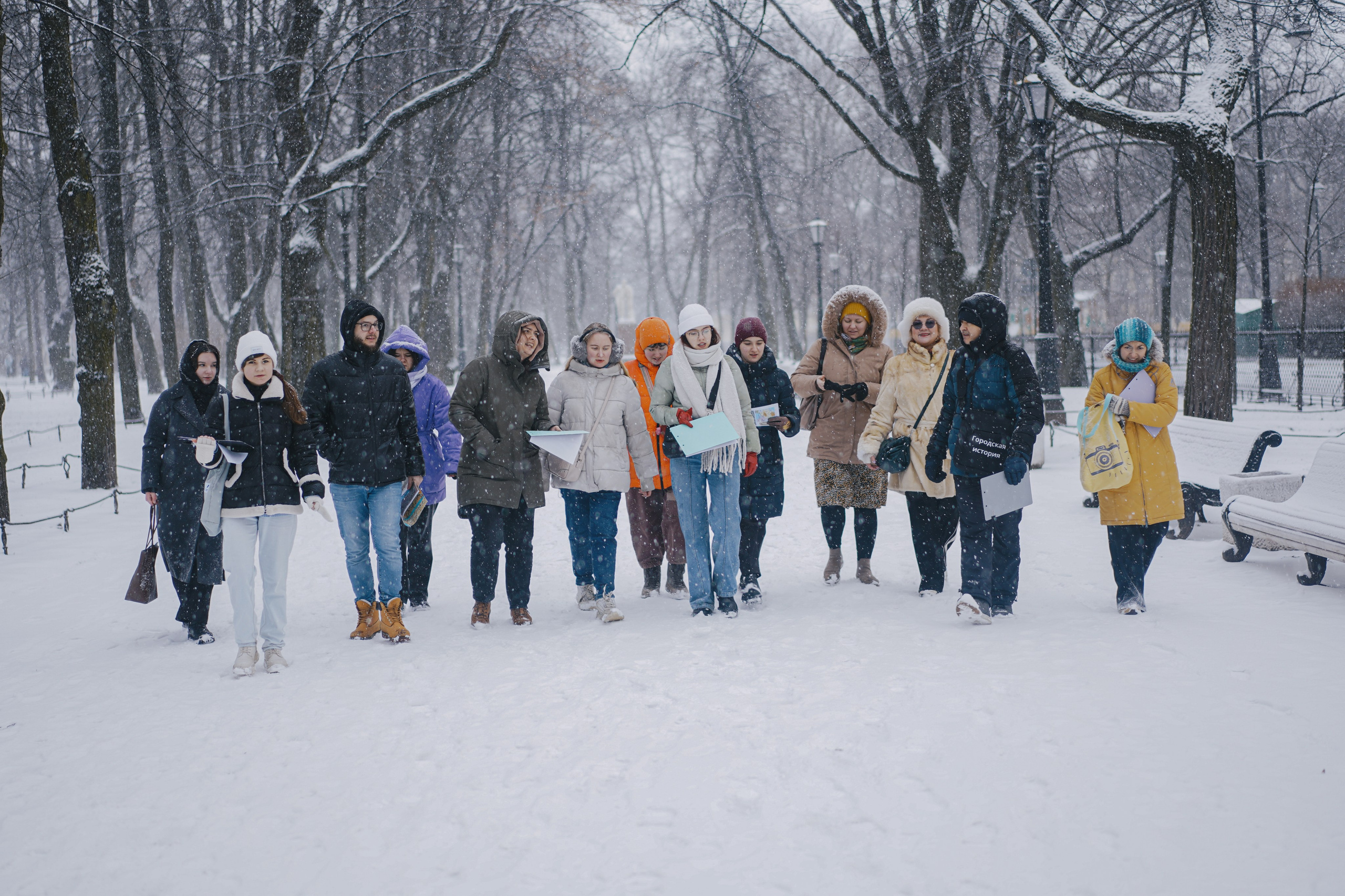 Команда участвует в историческом квесте в Александровском саду