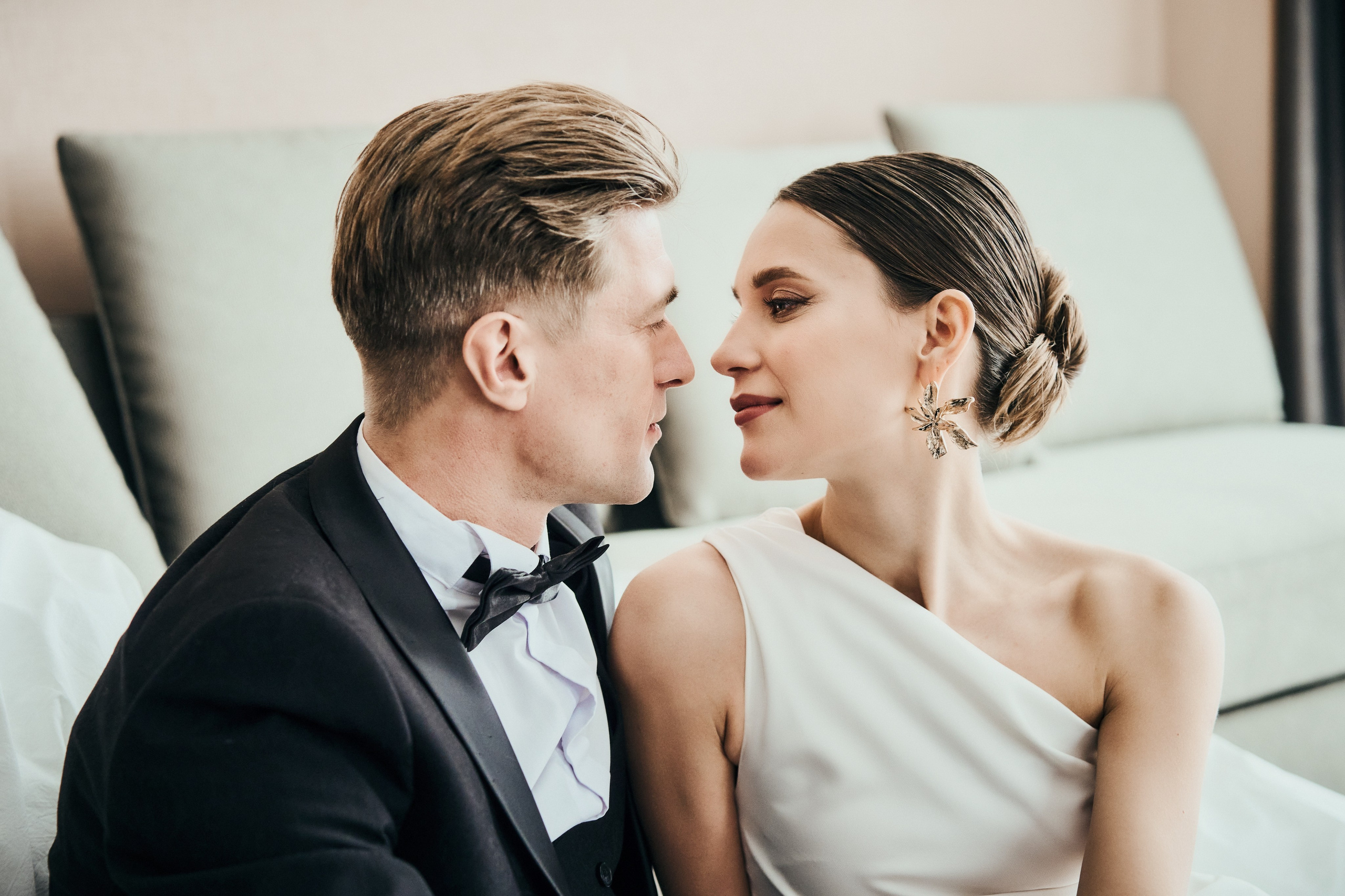 Сборы в гостинице в день свадьбы