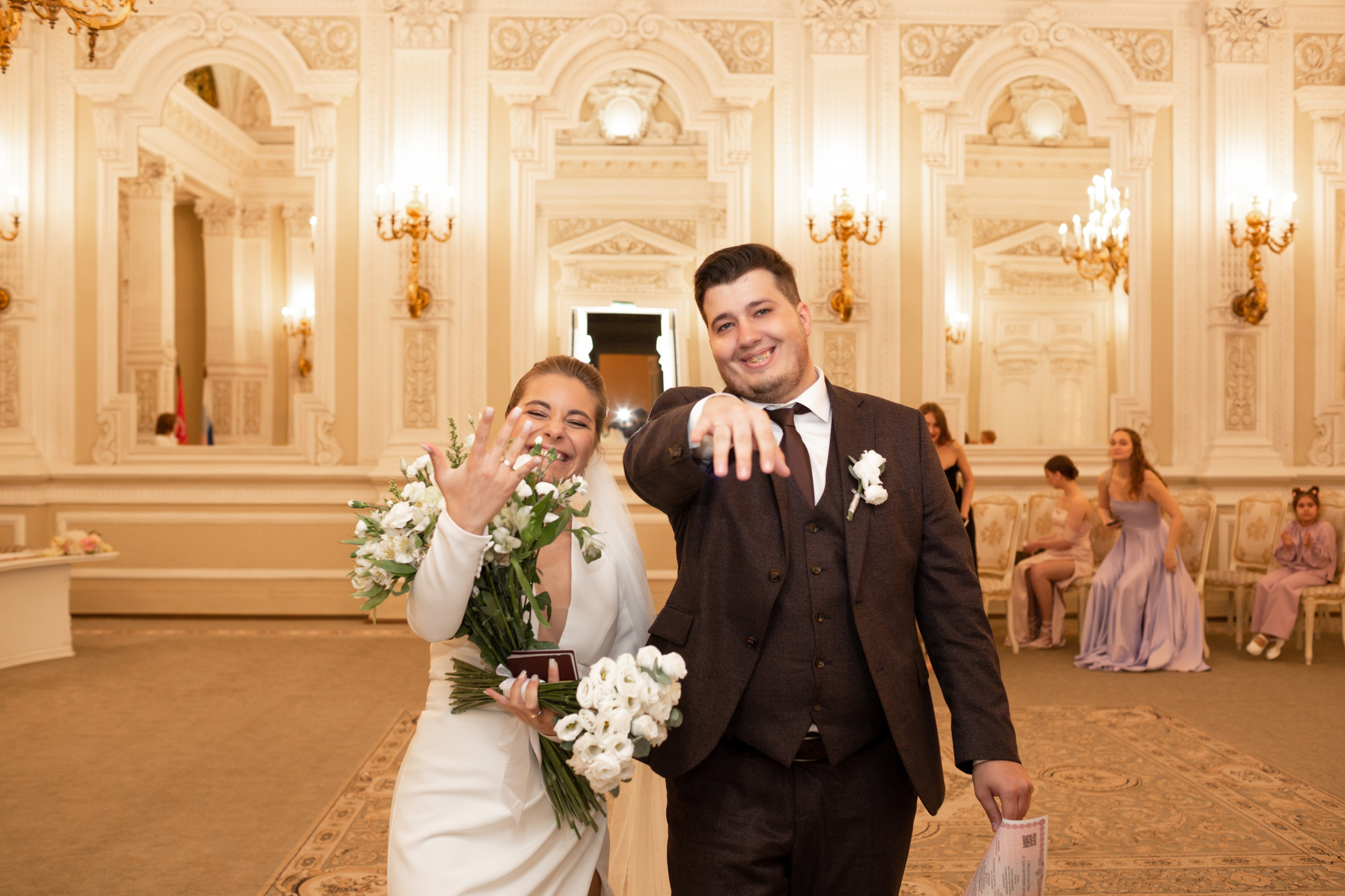 Молодожены выходят после церемонии торжественной регистрации брака в Санкт-Петербурге.