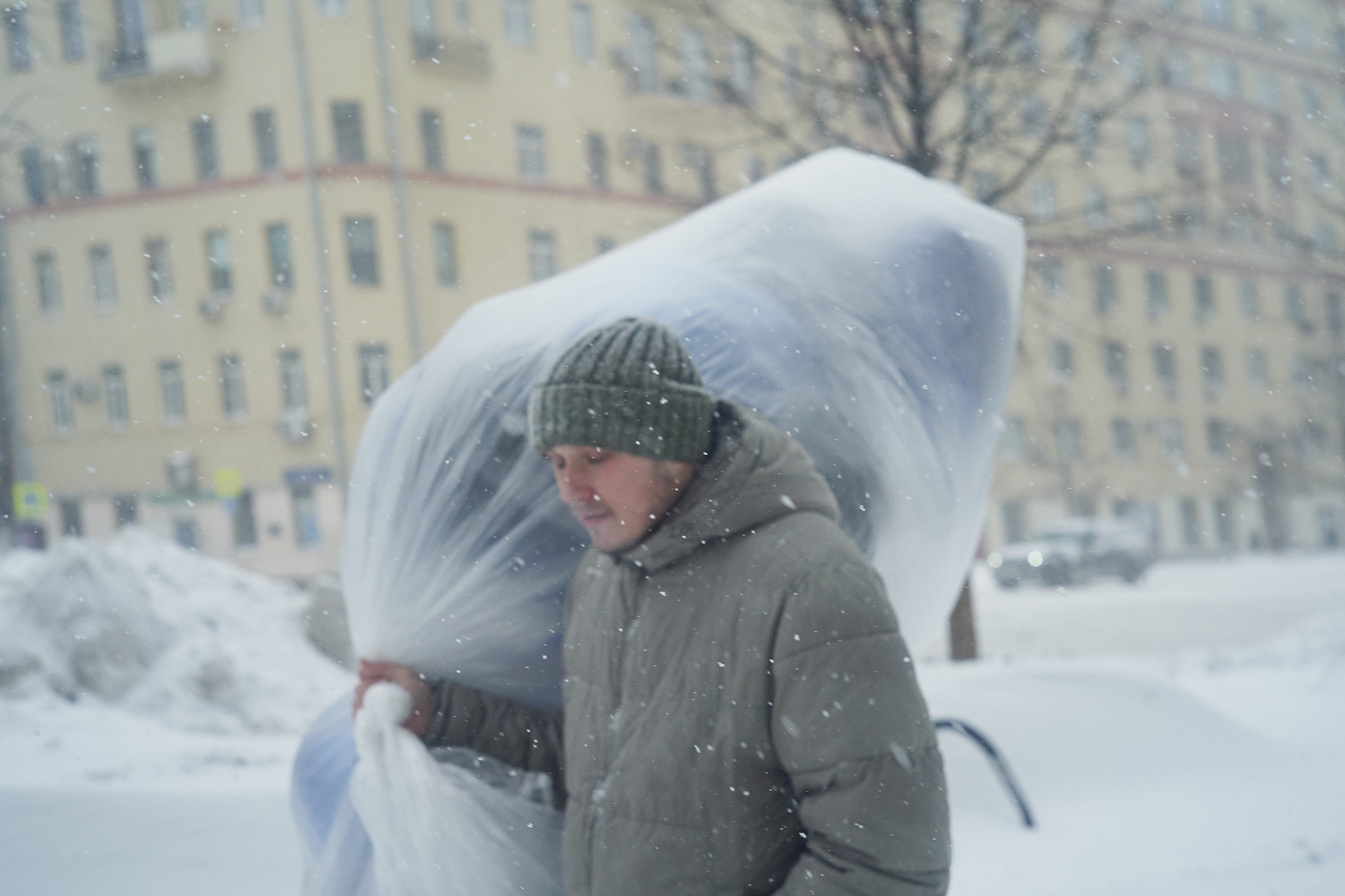 Москвичи пробираются по заснеженным улицам 19 февраля 2026 года