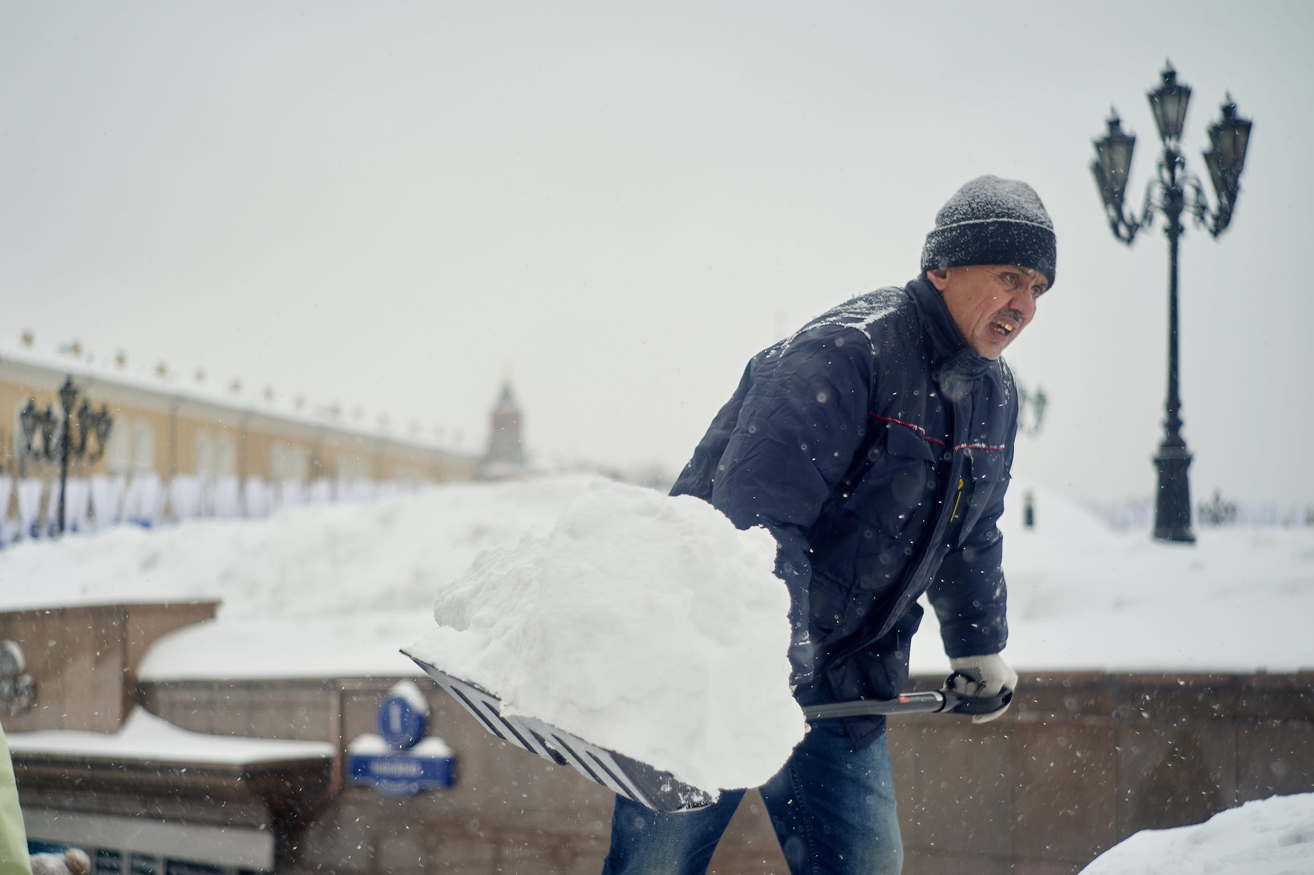 Работники на красной площади расчищают снег. Борьба с снегопадом в Москве 19 февраля 2026 года