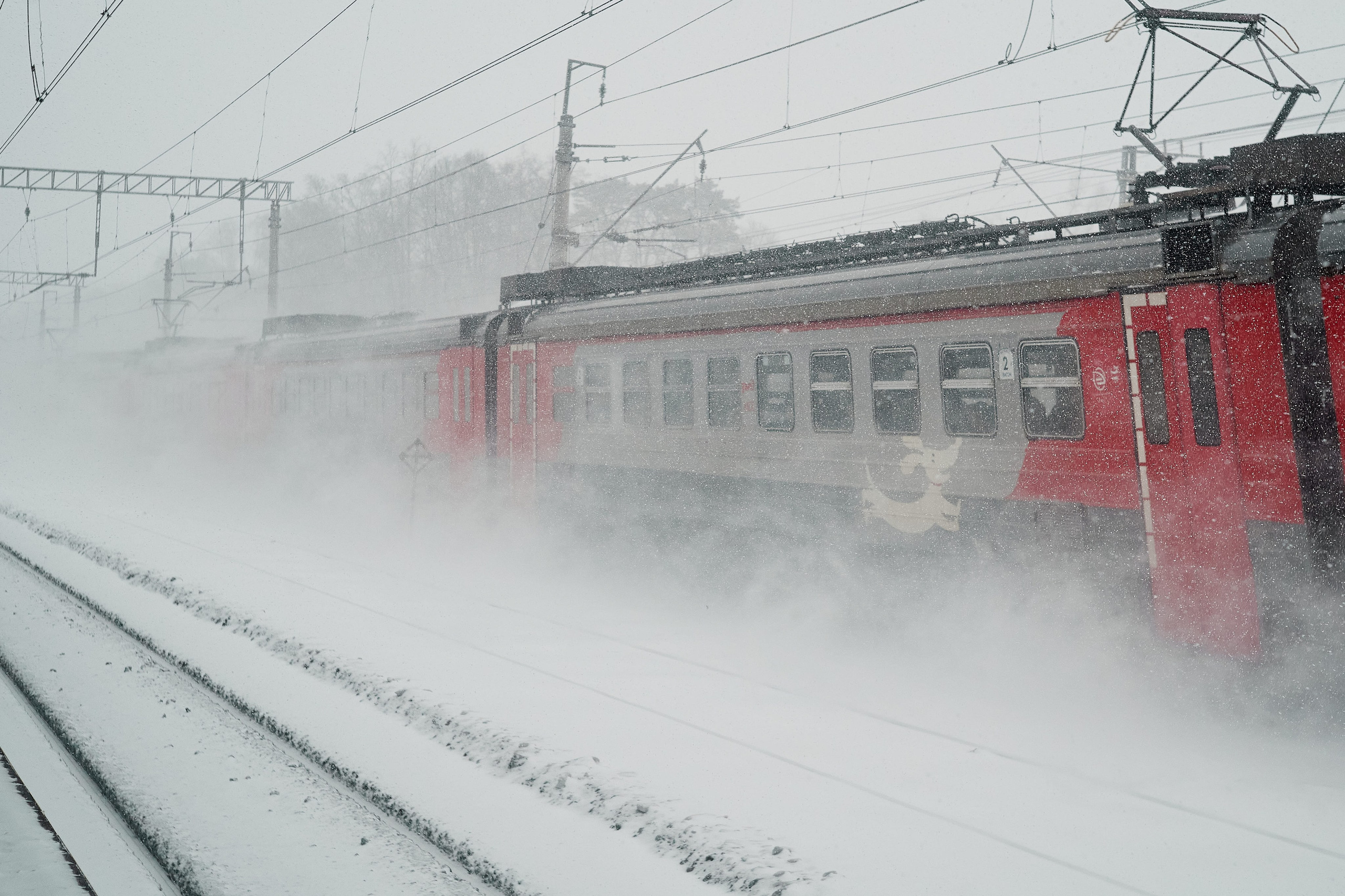 Поезд в снежном облаке. Снегопад в Москве.