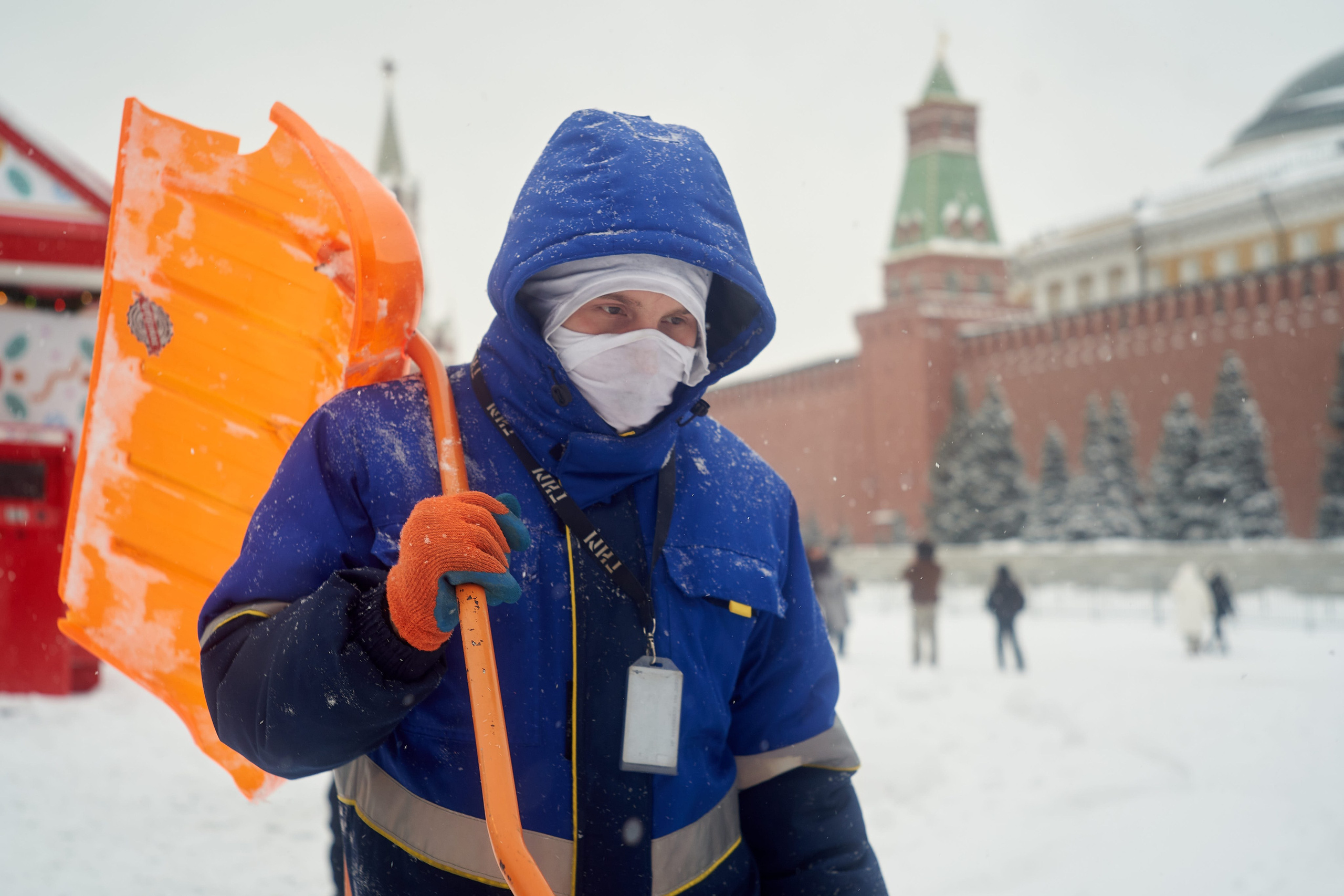 Работники на красной площади расчищают снег. Борьба с снегопадом в Москве 19 февраля 2026 года