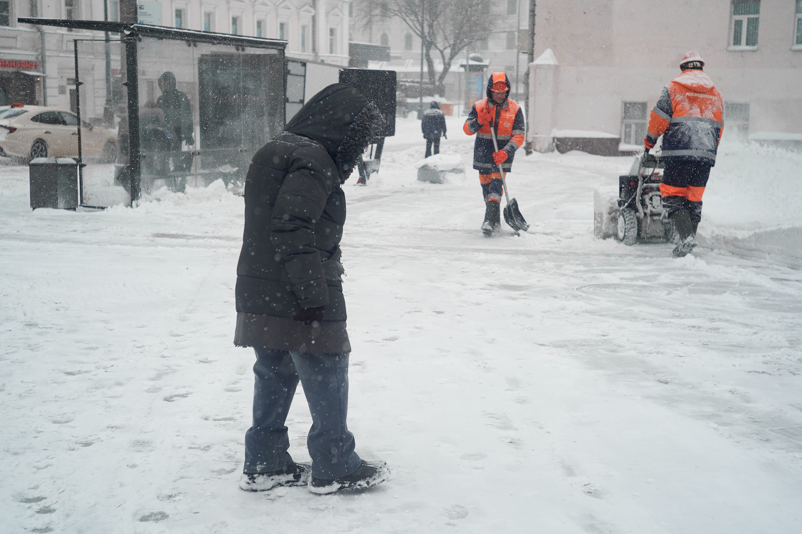 Москвичи пробираются по заснеженным улицам 19 февраля 2026 года