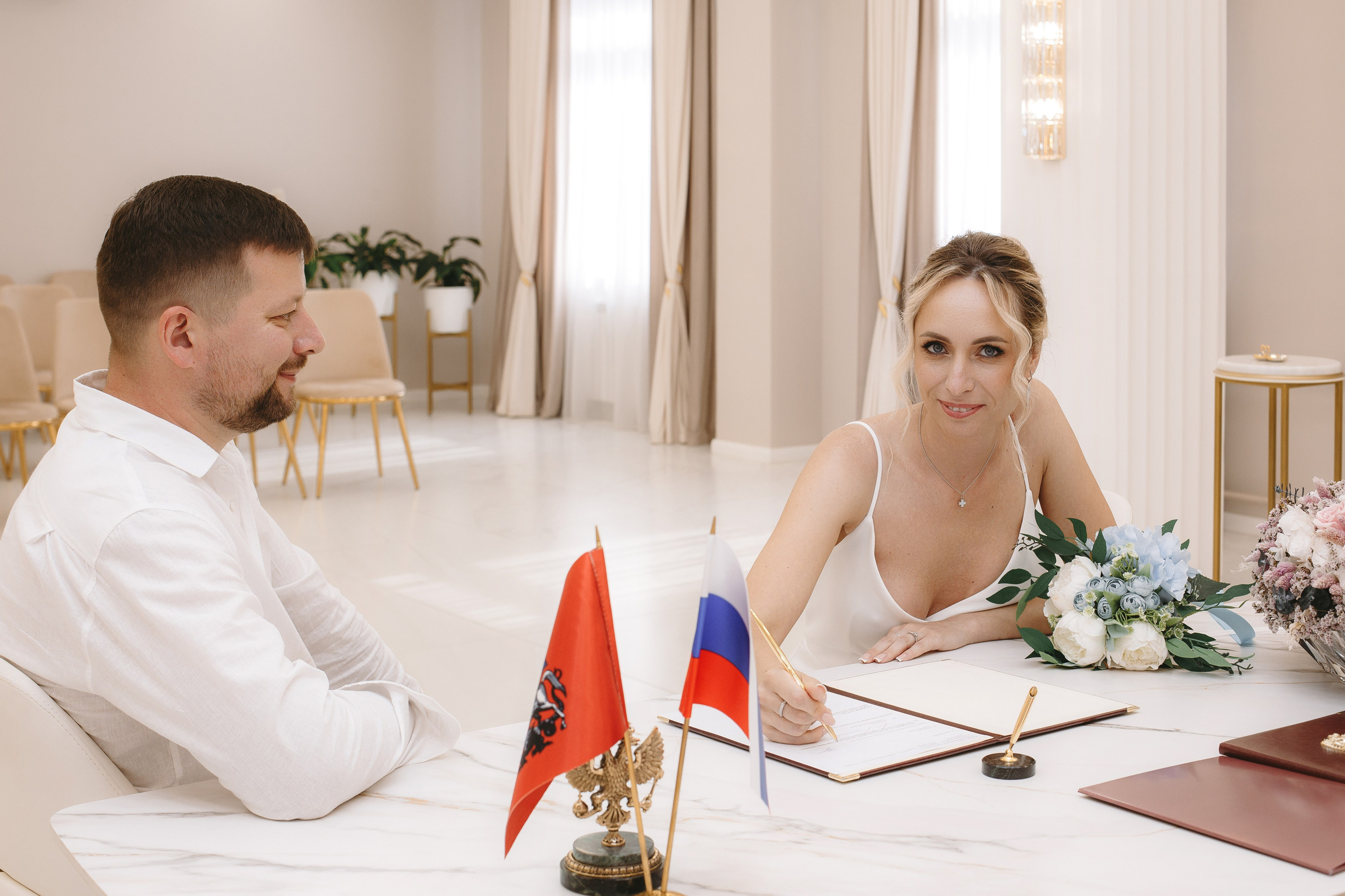 Невеста ставит роспись в загсе