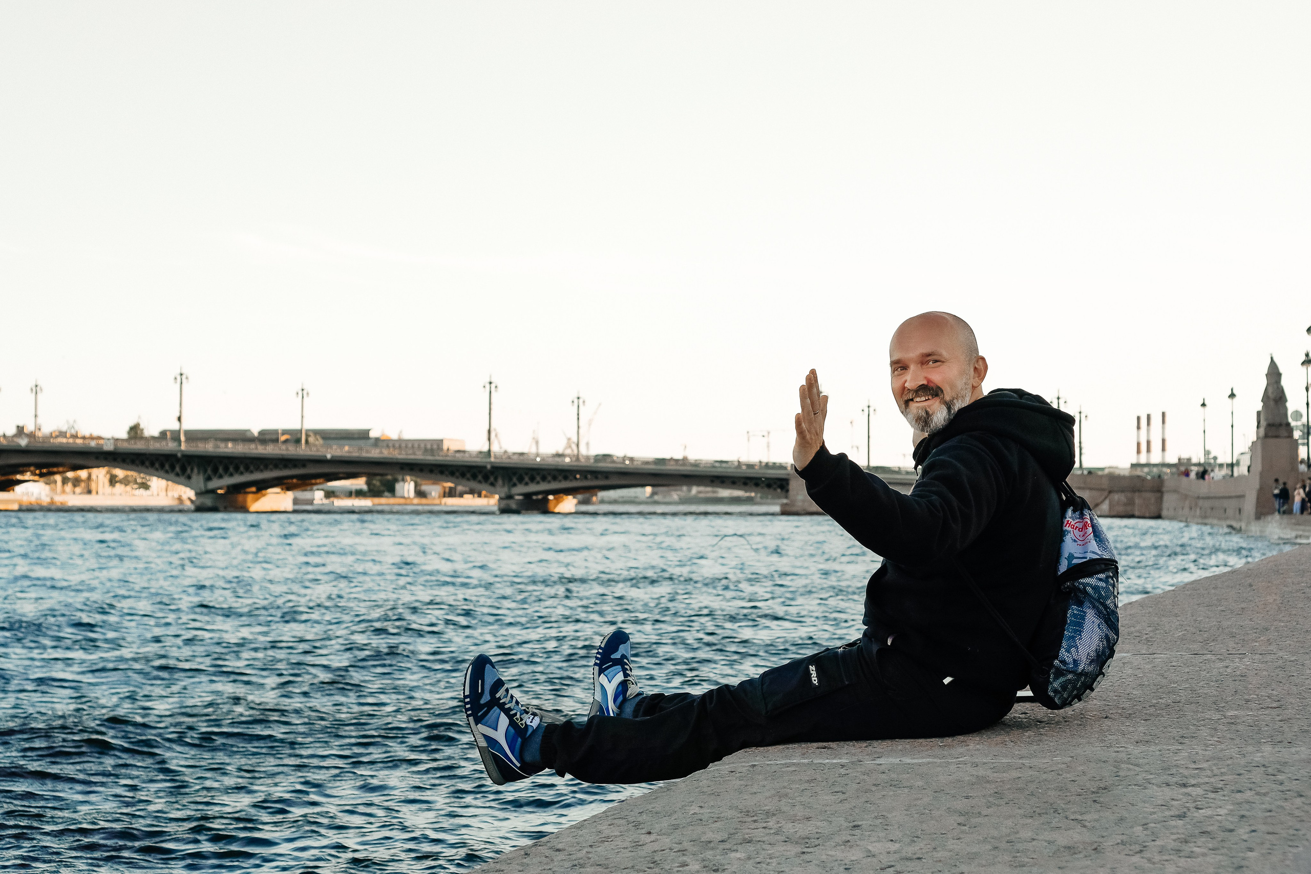 Гид по Санкт-Петербургу на крыше дома с видом на Неву и мост