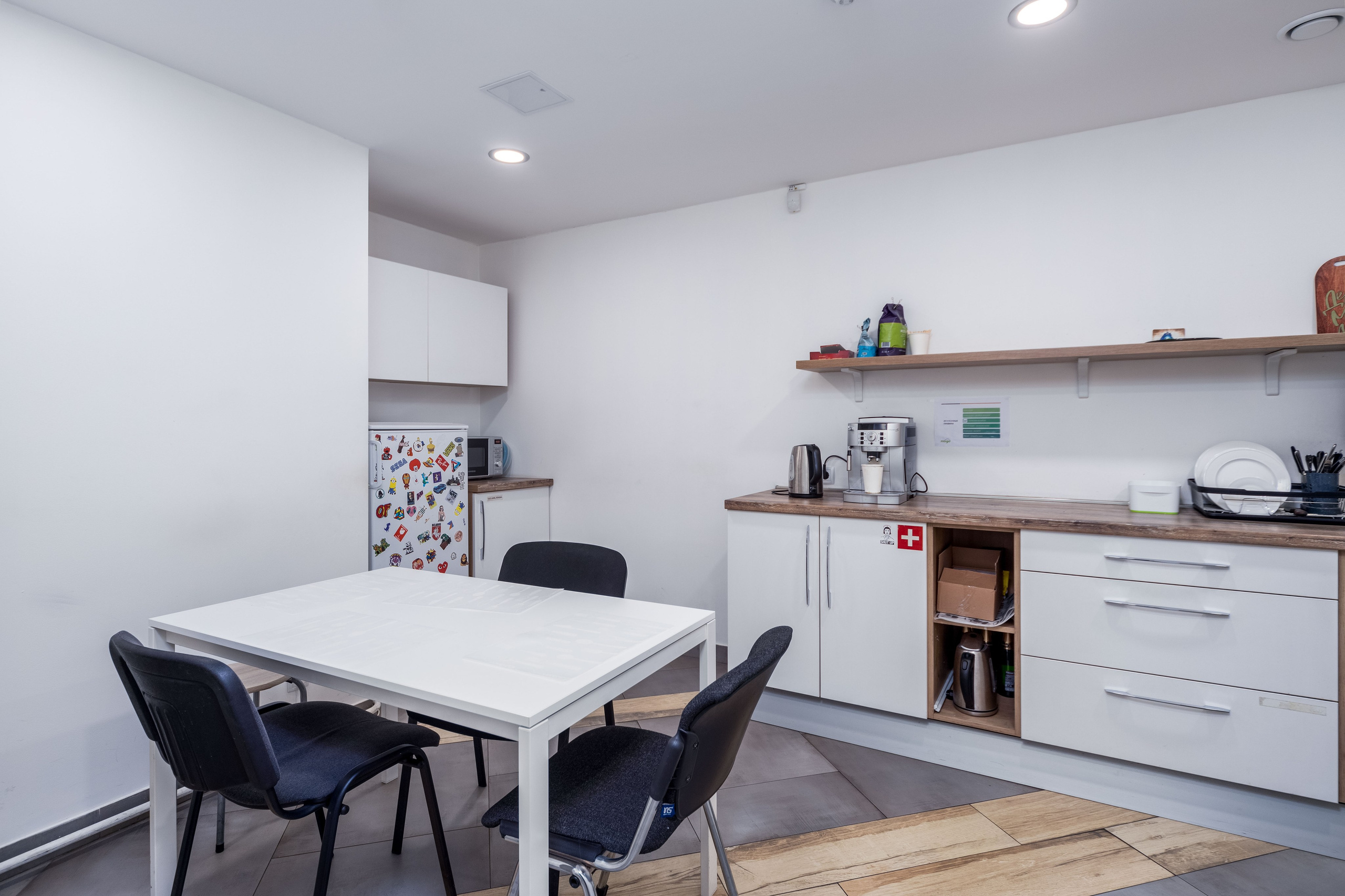 Фото интерьера кухни в офисе в Минске, фотограф Sakavita Media