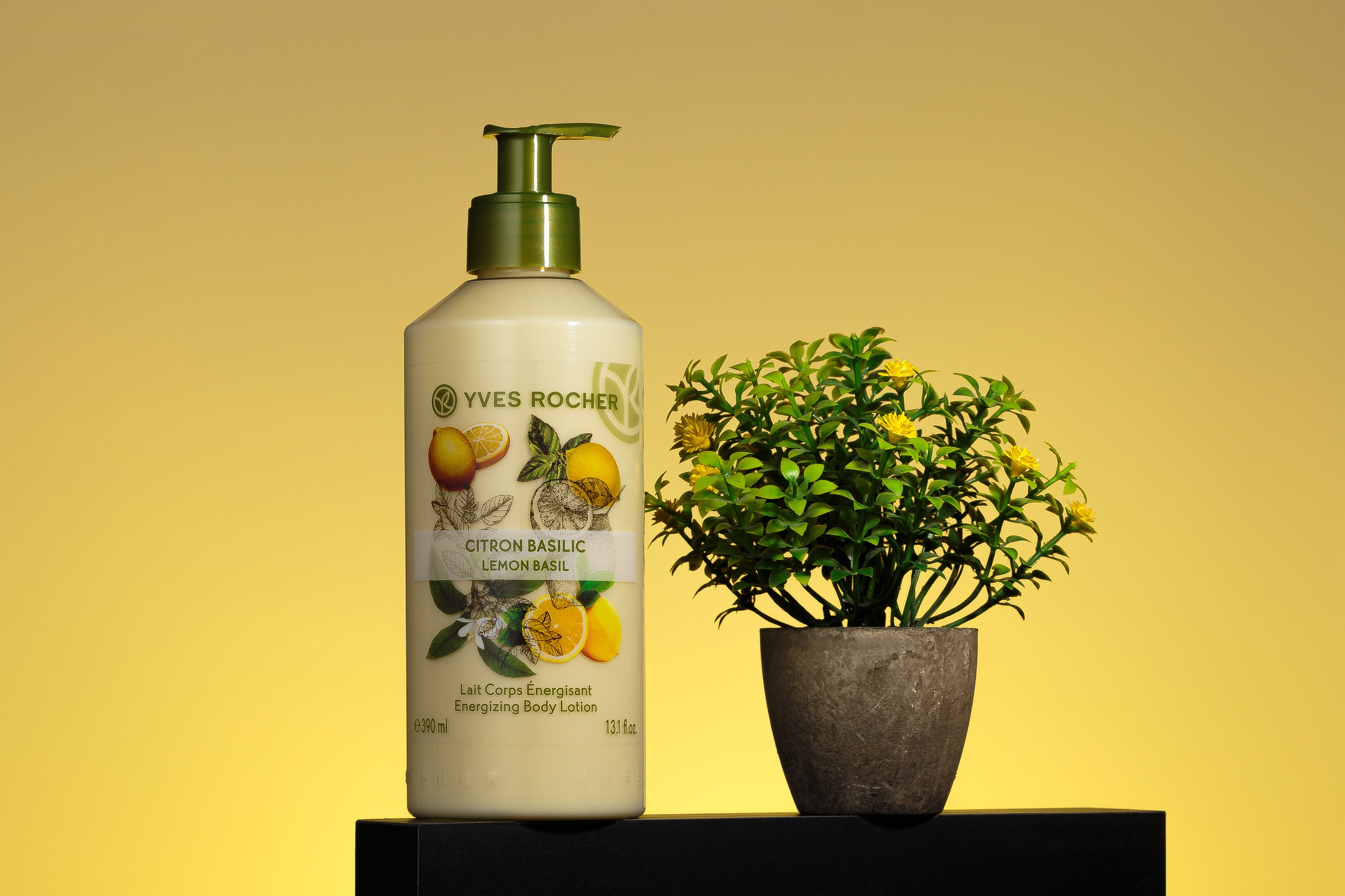 Предметное фото косметического молочка со сложным светом