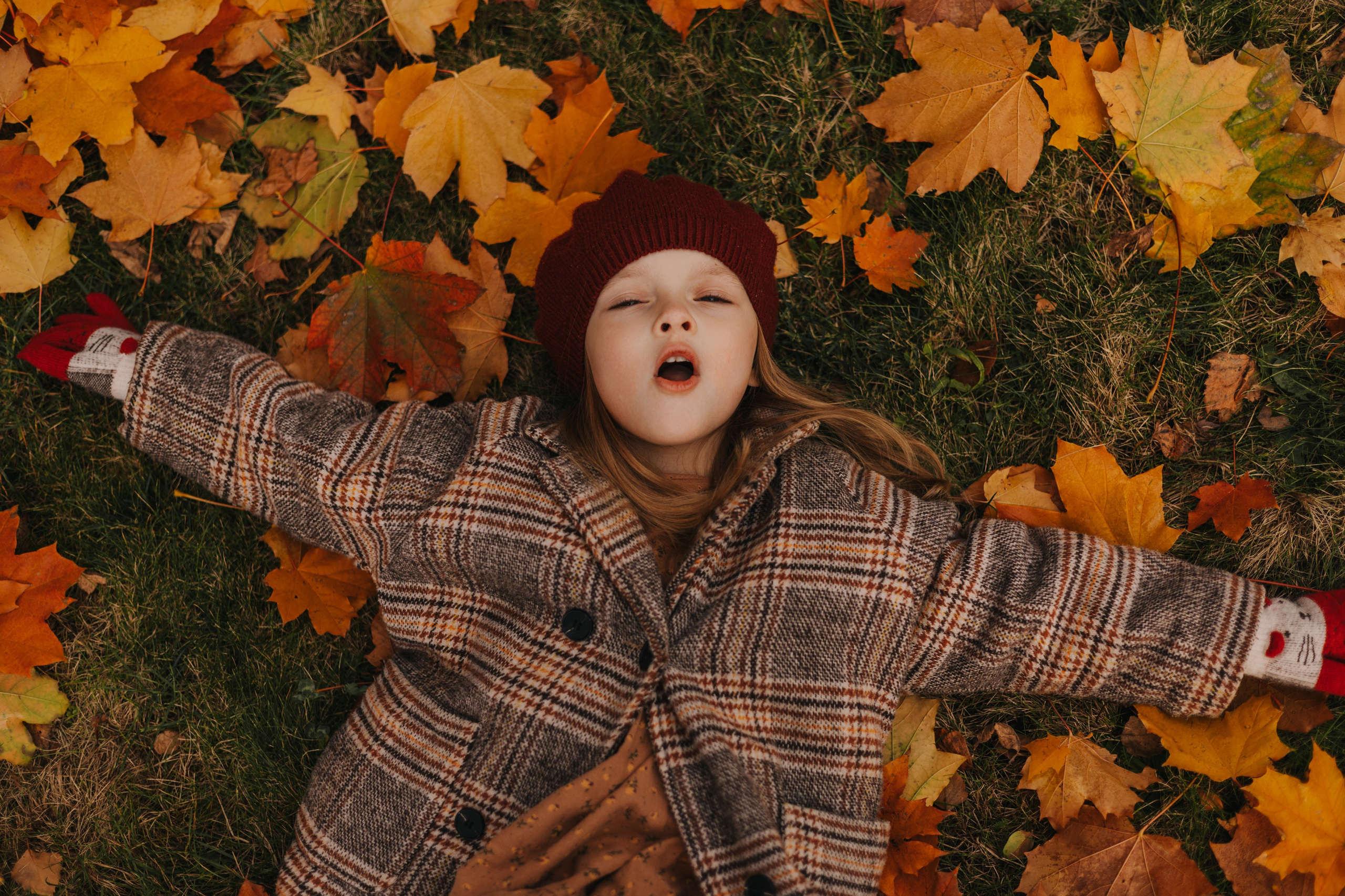 фотография девочки валяющаяся в осенних листьях 