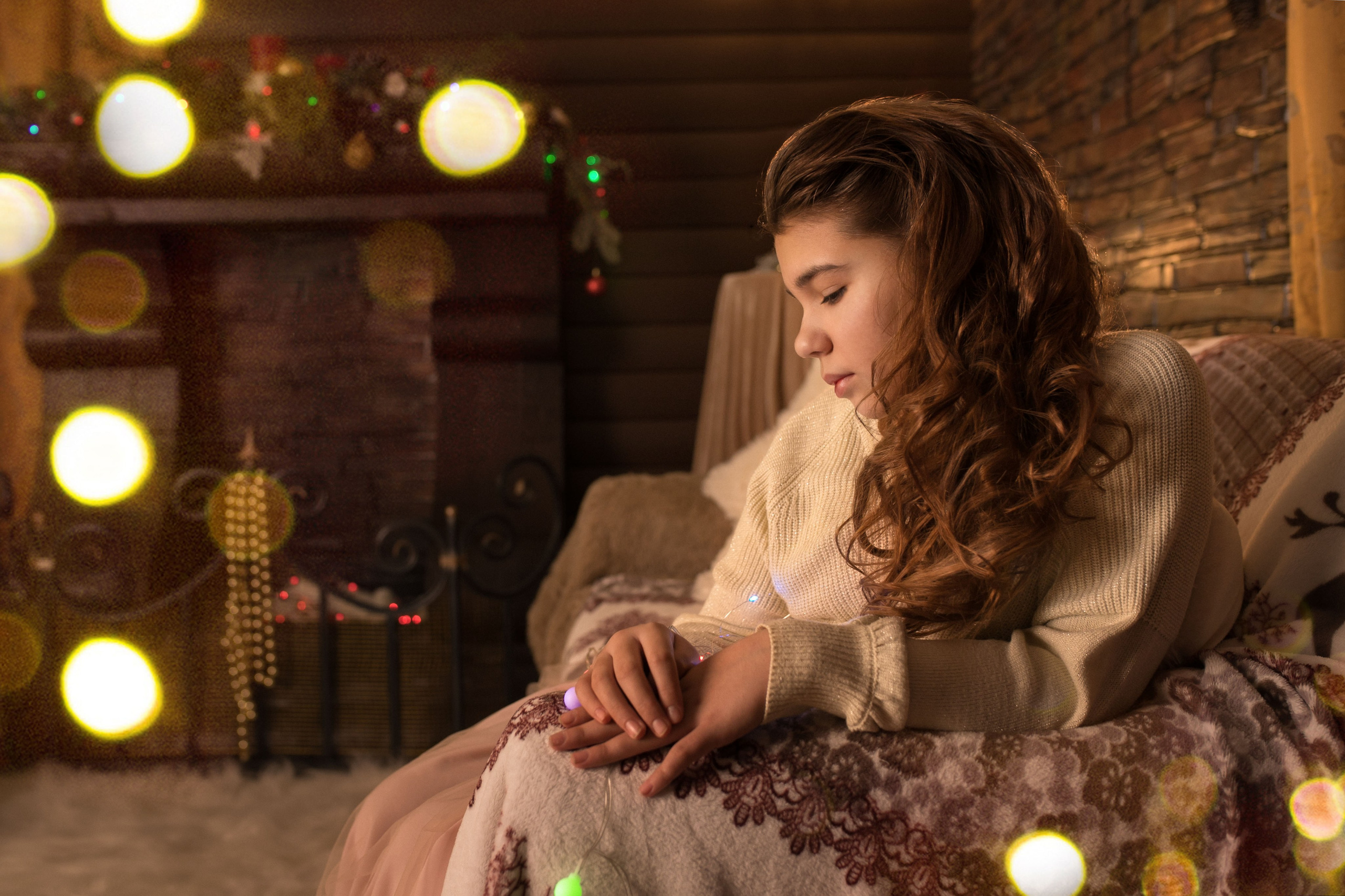 Новогодний портрет молодой девушки