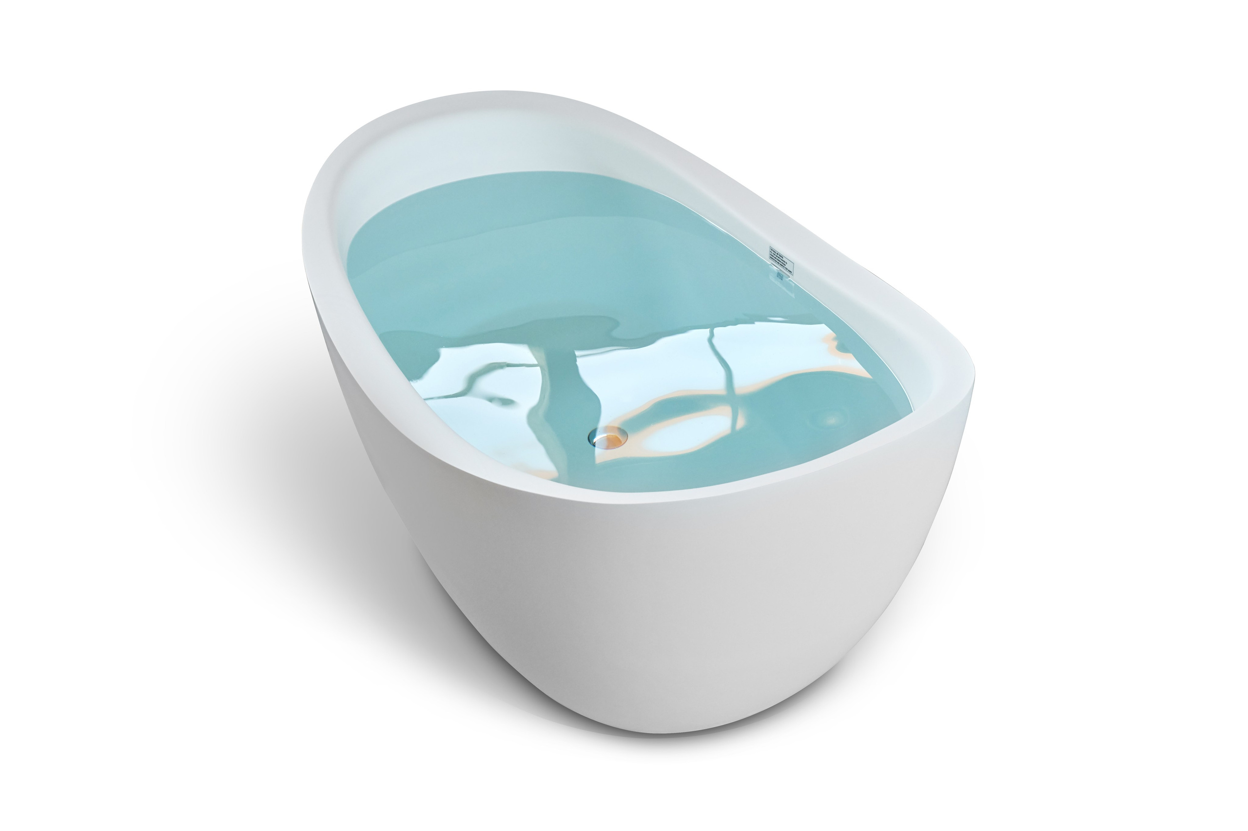 белая ванная наполненная водой на белом фоне фото для каталога фото сделанное на производстве