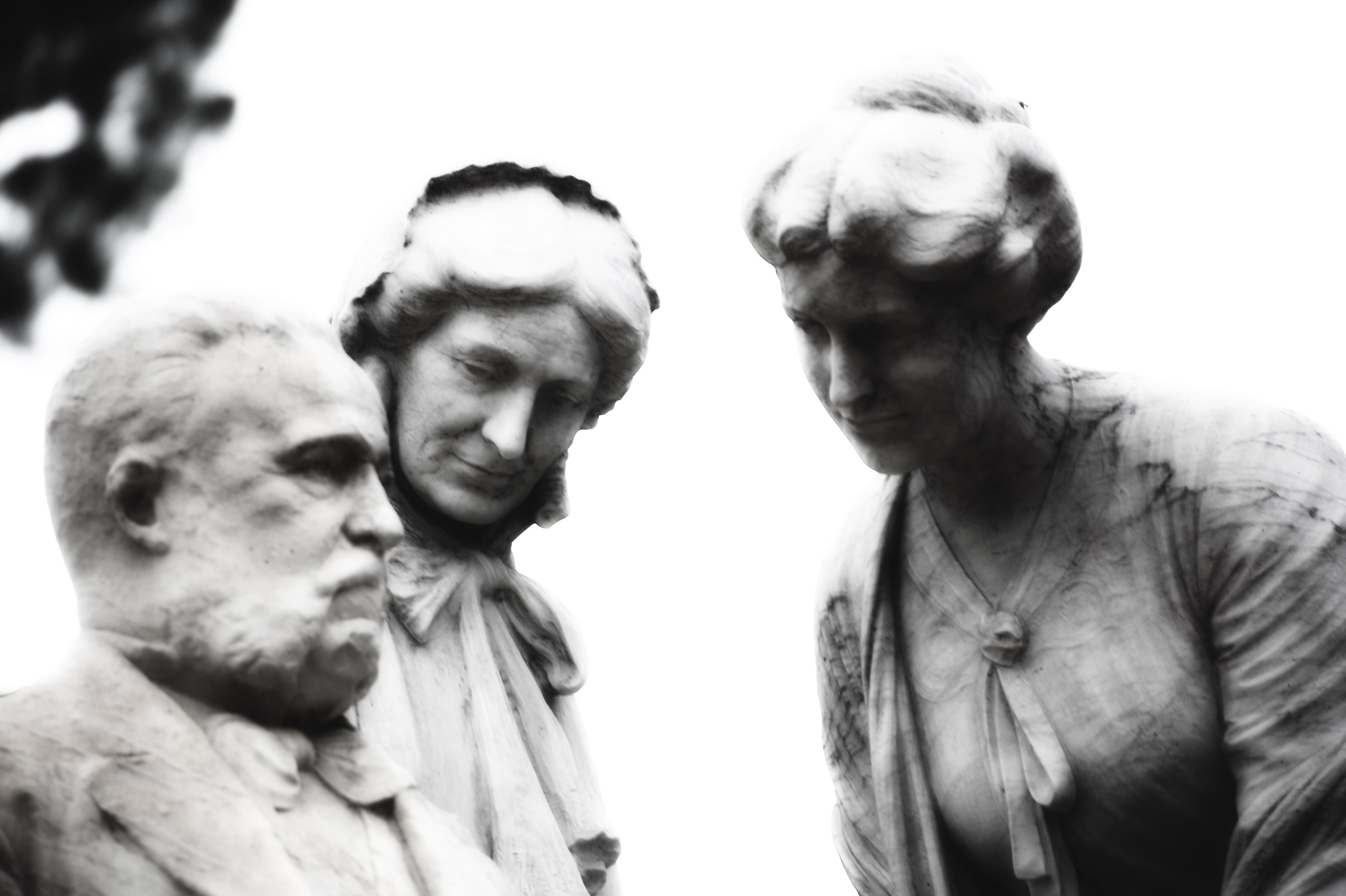 Каменные скульптуры трех фигур с эффектом размытия движения, мемориальная композиция, черно-белое фото памятника
