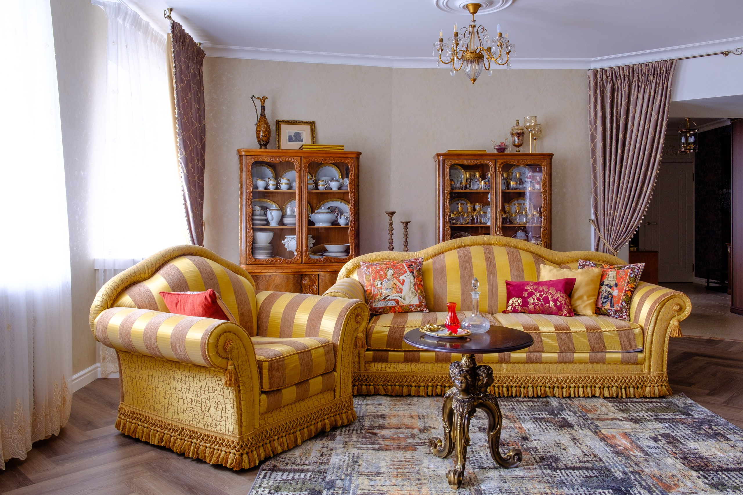 Вера Полякова - дизайнер интерьера. L. Deco интерьерный салон. Краски/обои/лепной декор