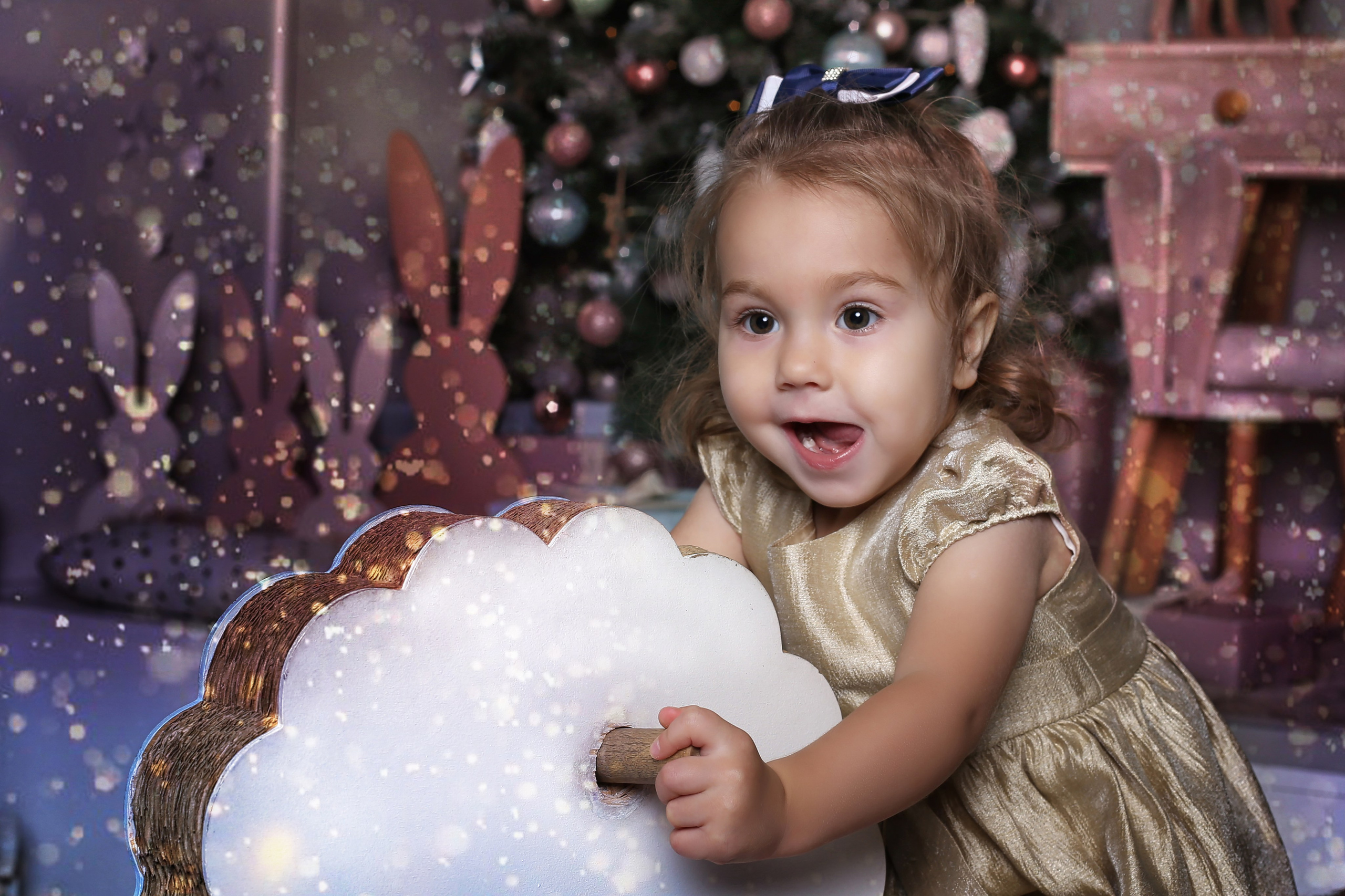 маленький ребенок в храме Божьем смотрит сквозь горящие свечи