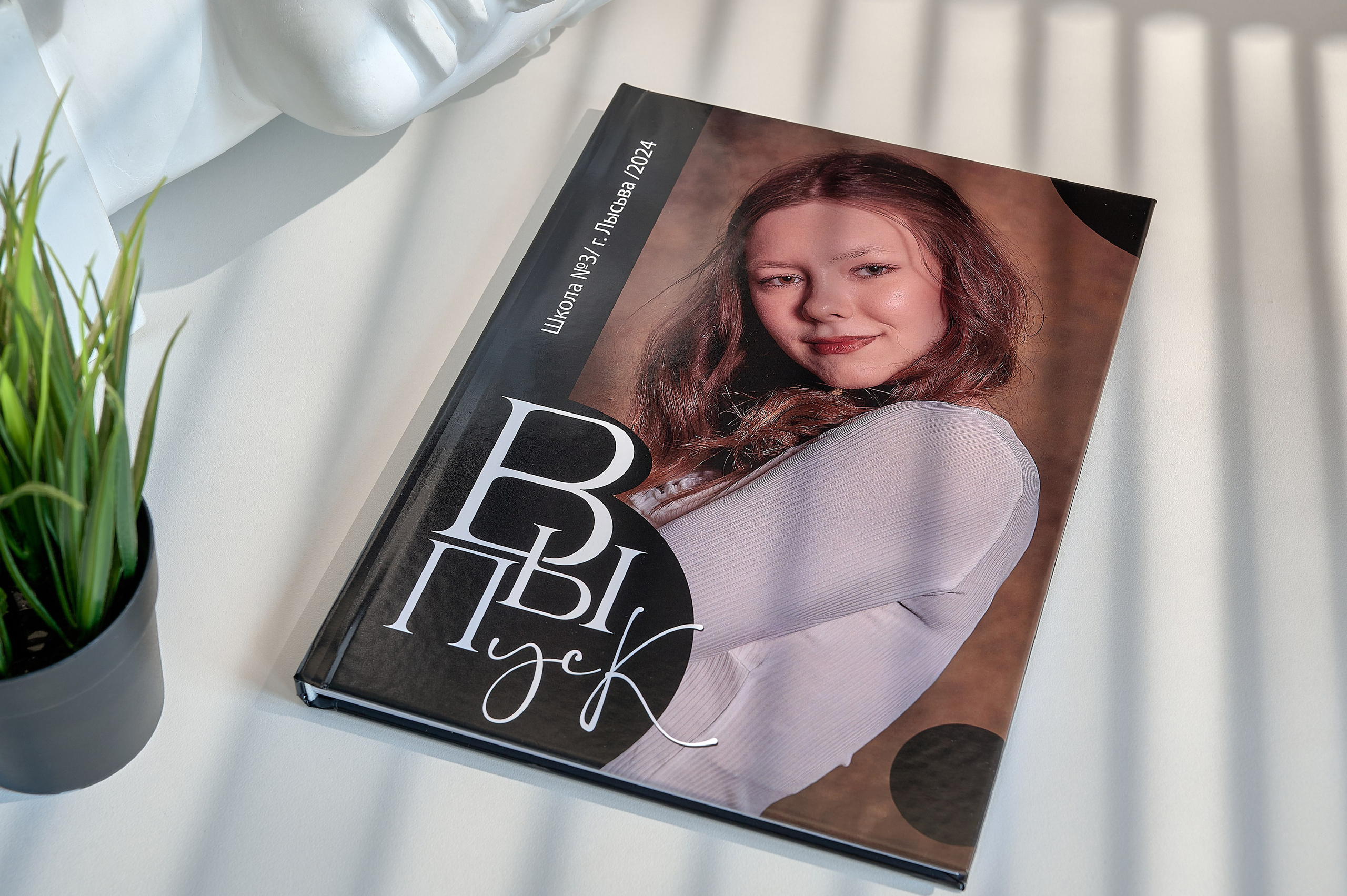 Разворот фотокниги с изображением школьников выпускников