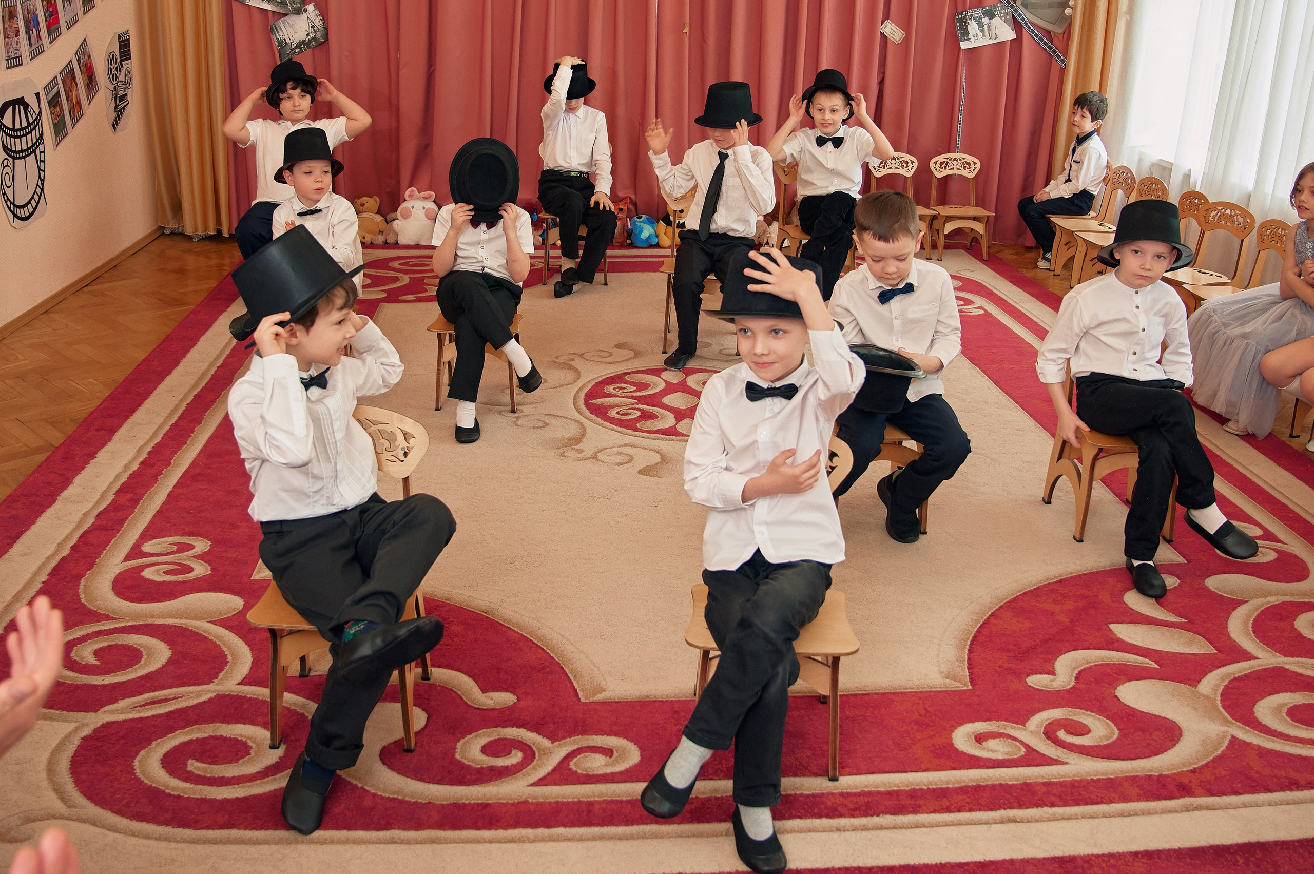 Танец мальчиков на выпускном в детском саду