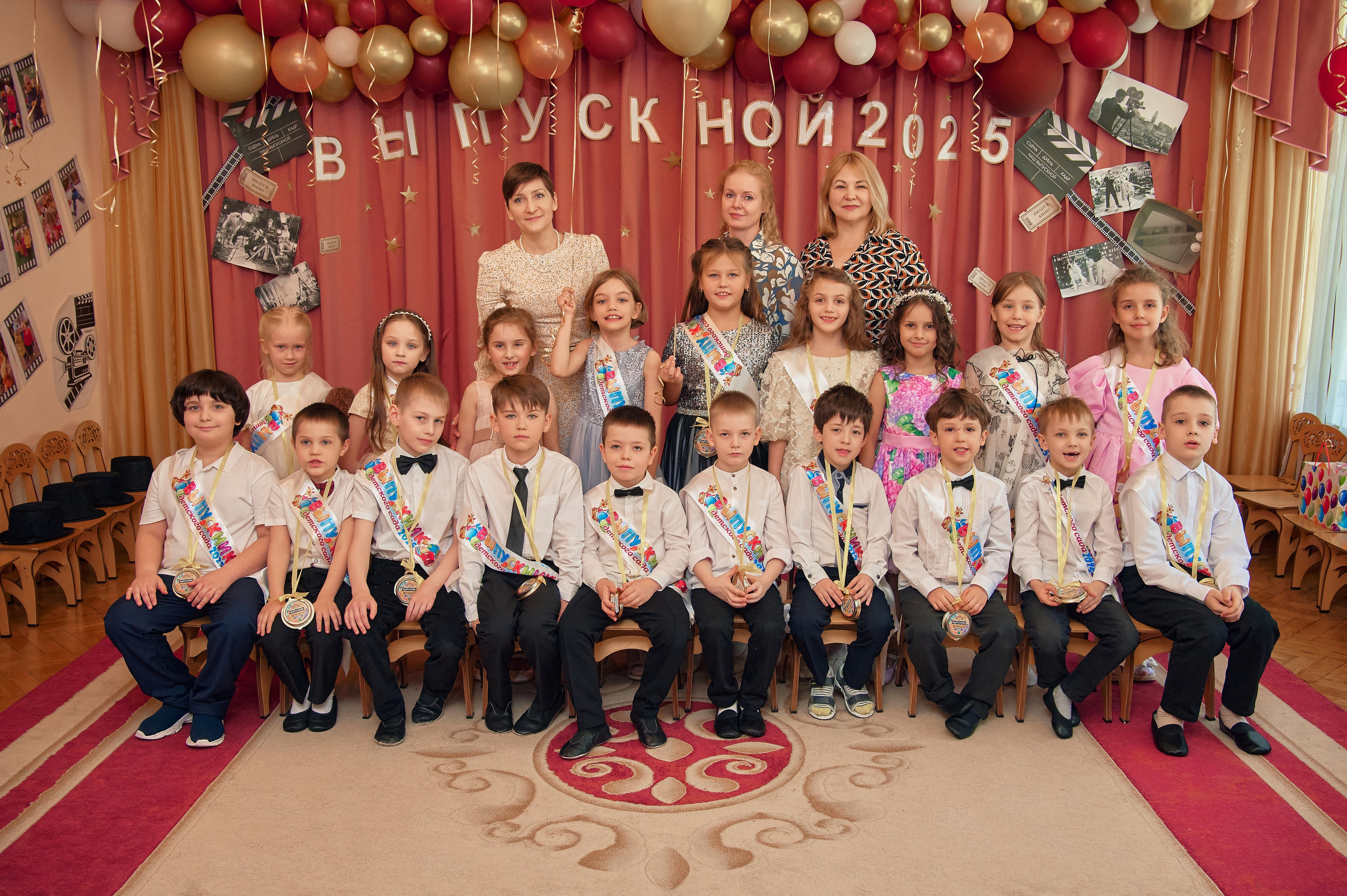 Общая фотография выпускников детского сада, вы можете забронировать дату съёмку выпускного в детском саду на этом сайте