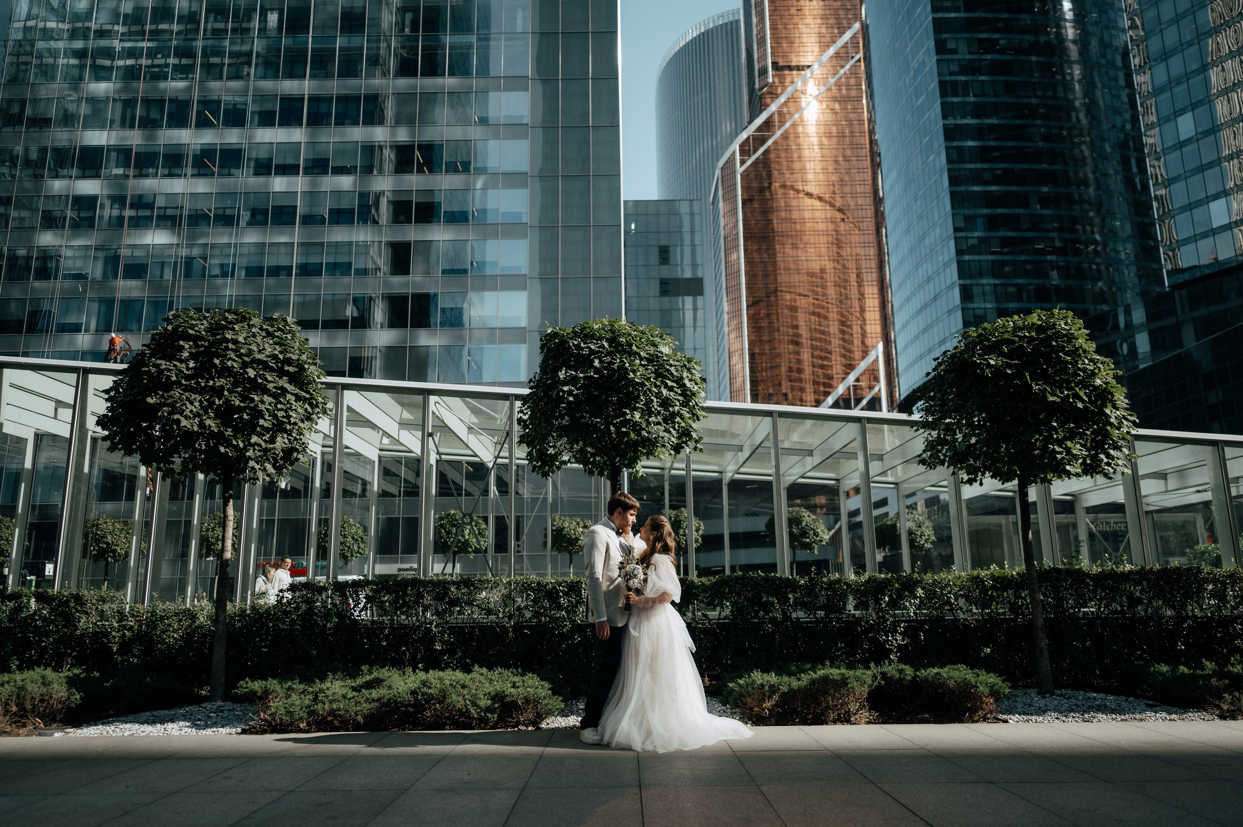 Жених и невеста около отеля DIAMOND в Москва-Сити на свадебной фотосессии