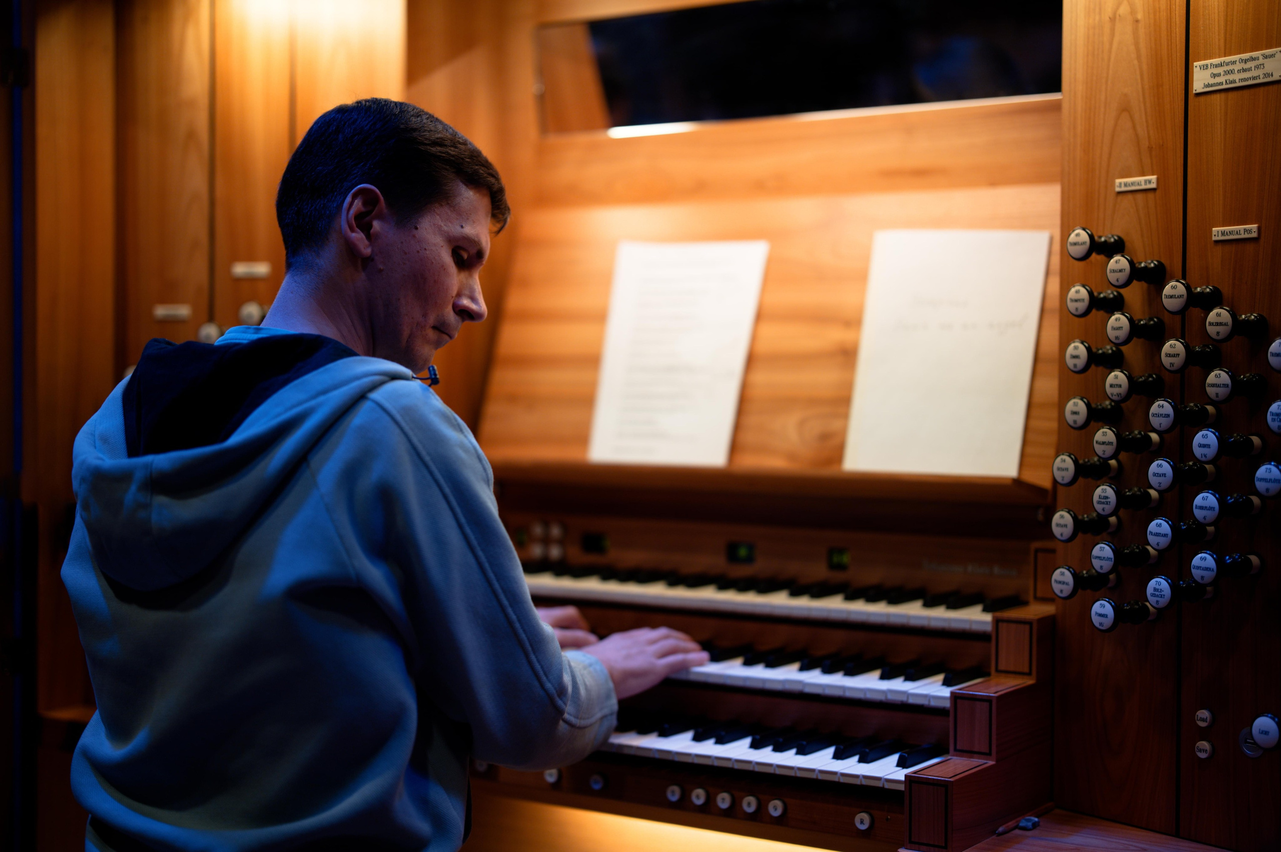 Органист Иван Ипатов на репетиции в Свердловской филармонии