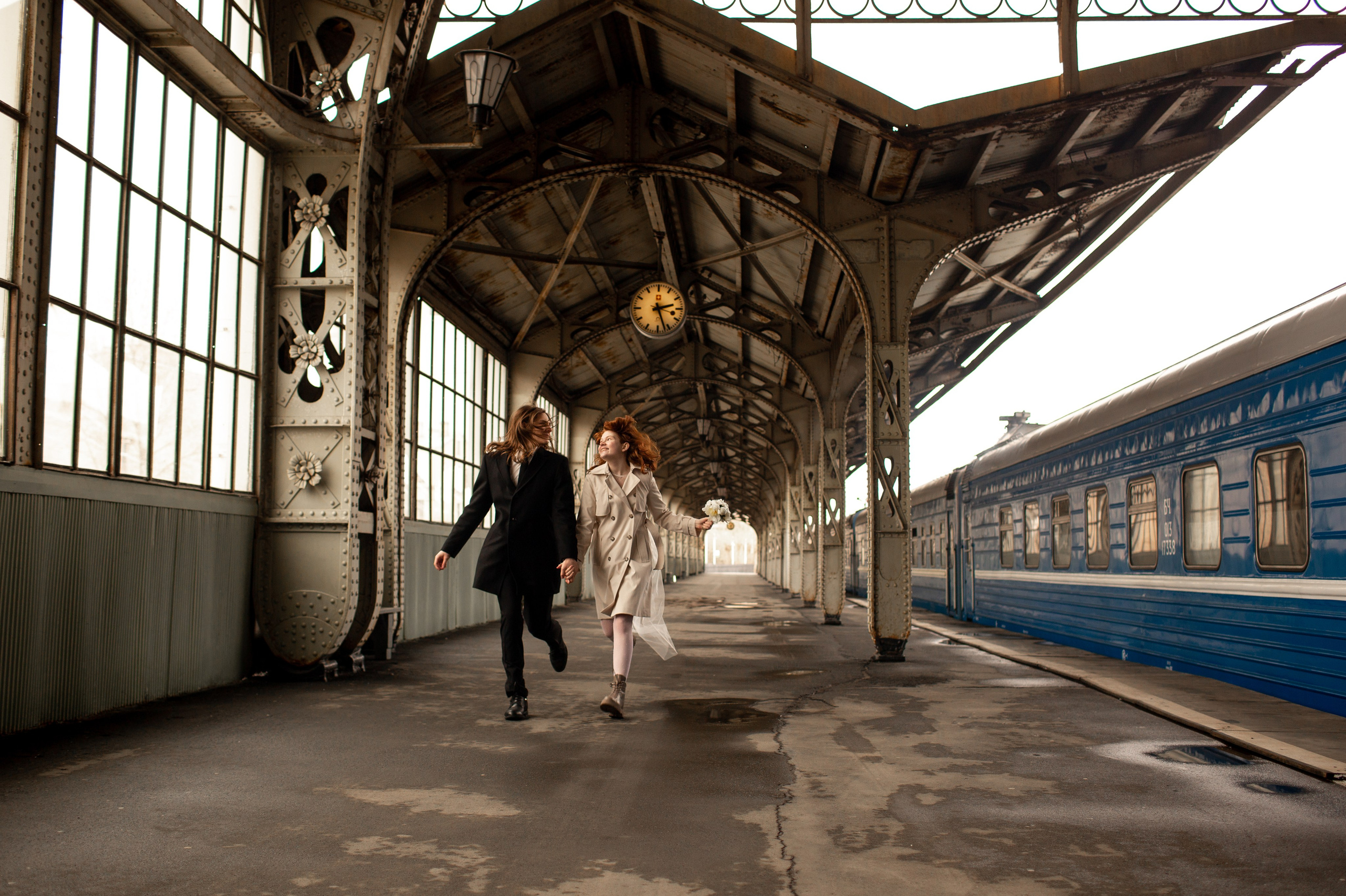 Жених и невеста весело бегут по перрону Витебского вокзала.