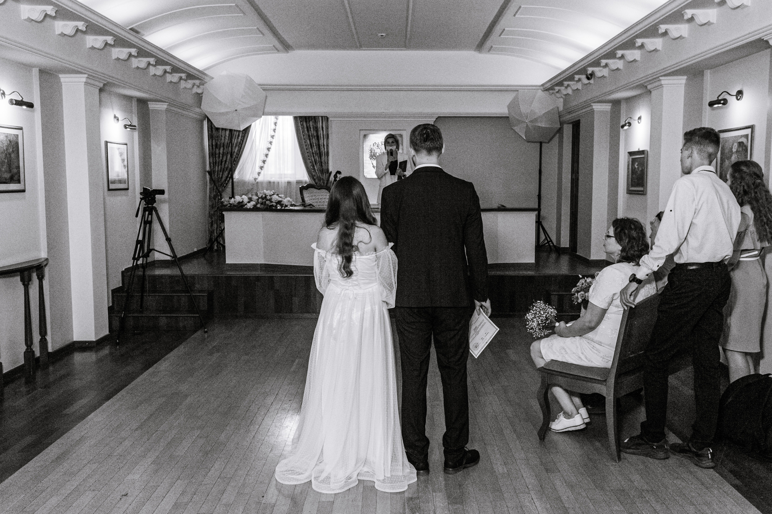 «Нам только ЗАГС и прогулку»