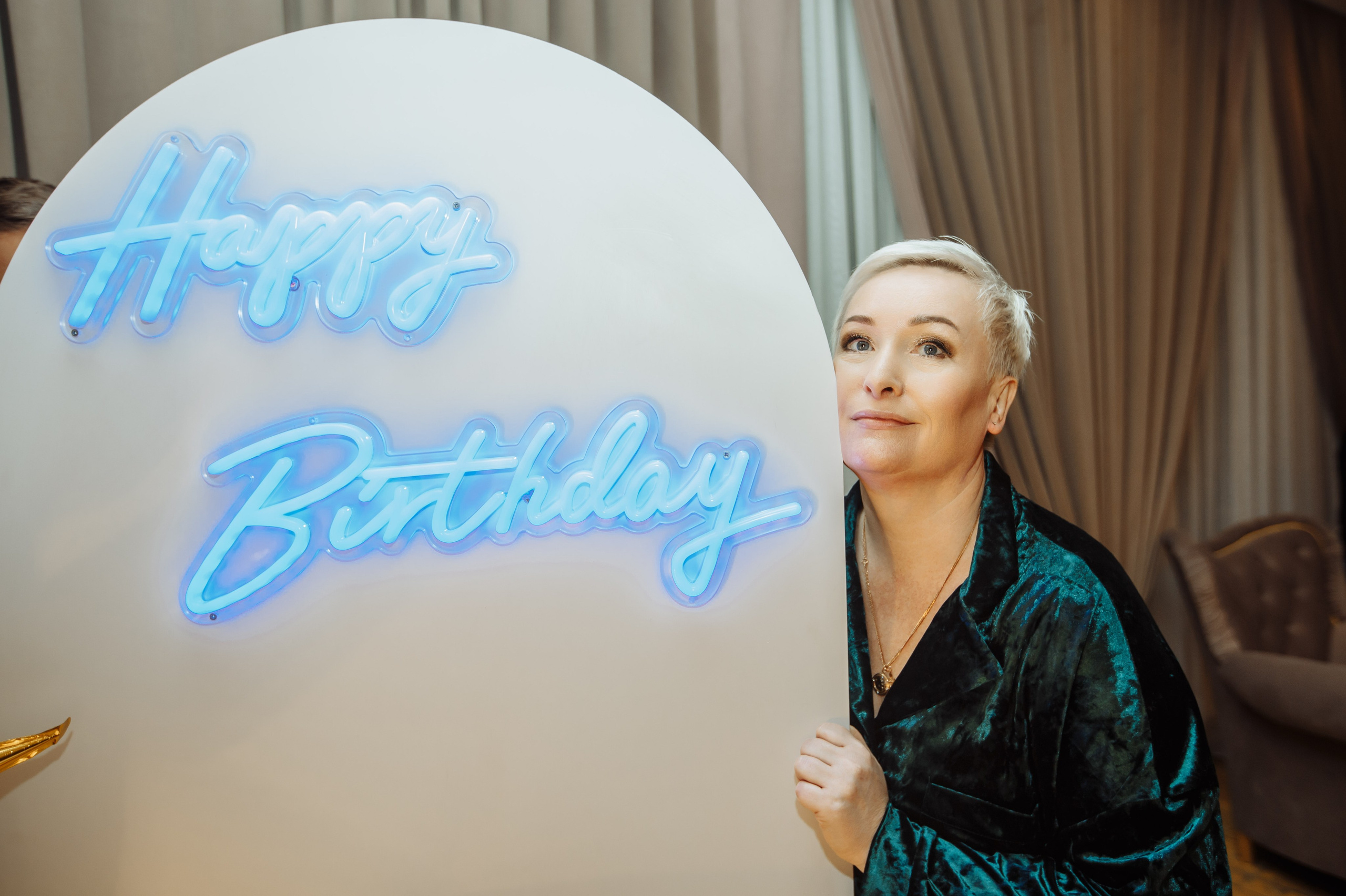 Марина Петрова ведущая она одна такая. Фотограф Павел Коротков рекомендует на свадьбу или другое торжественное мероприятие.