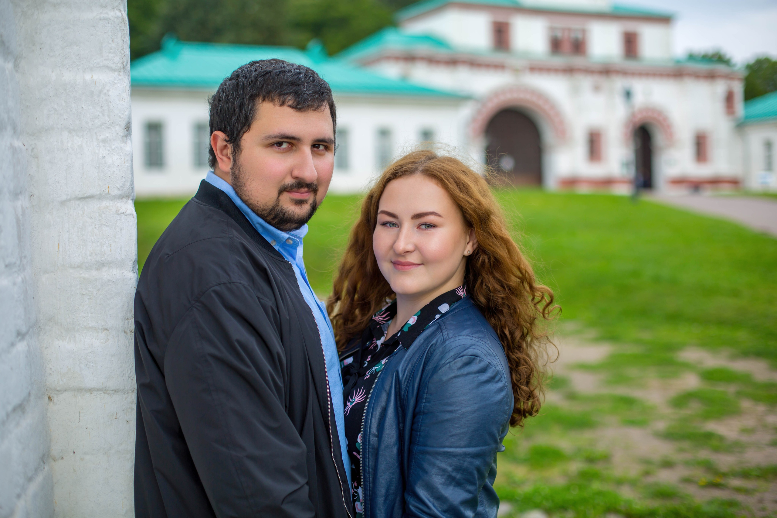 Счастливые лица будущих молодожёнов на фотосессии в парке Коломенское