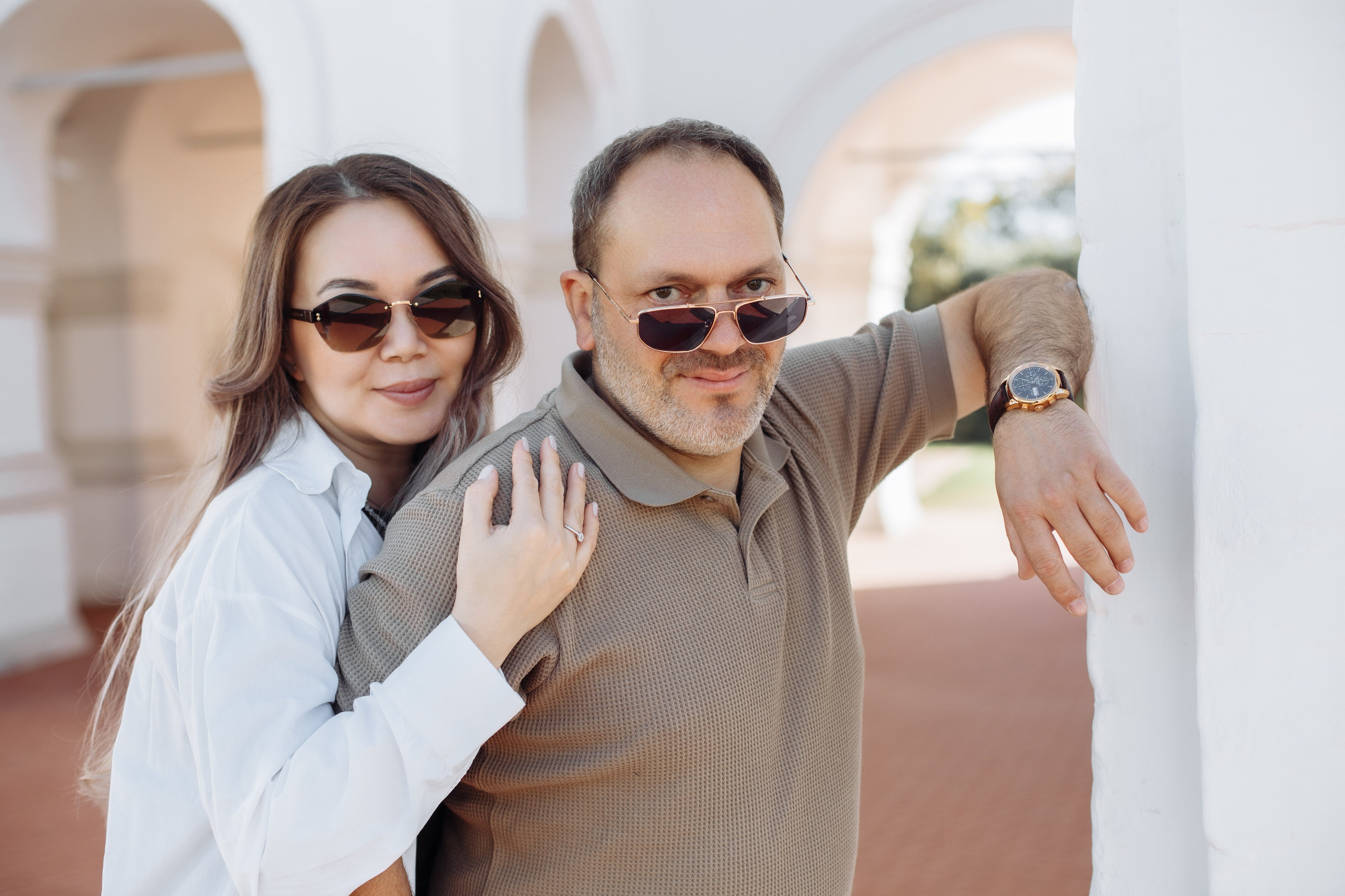 Счастливые лица жениха и невесты на до свадебной фотосессии в парке