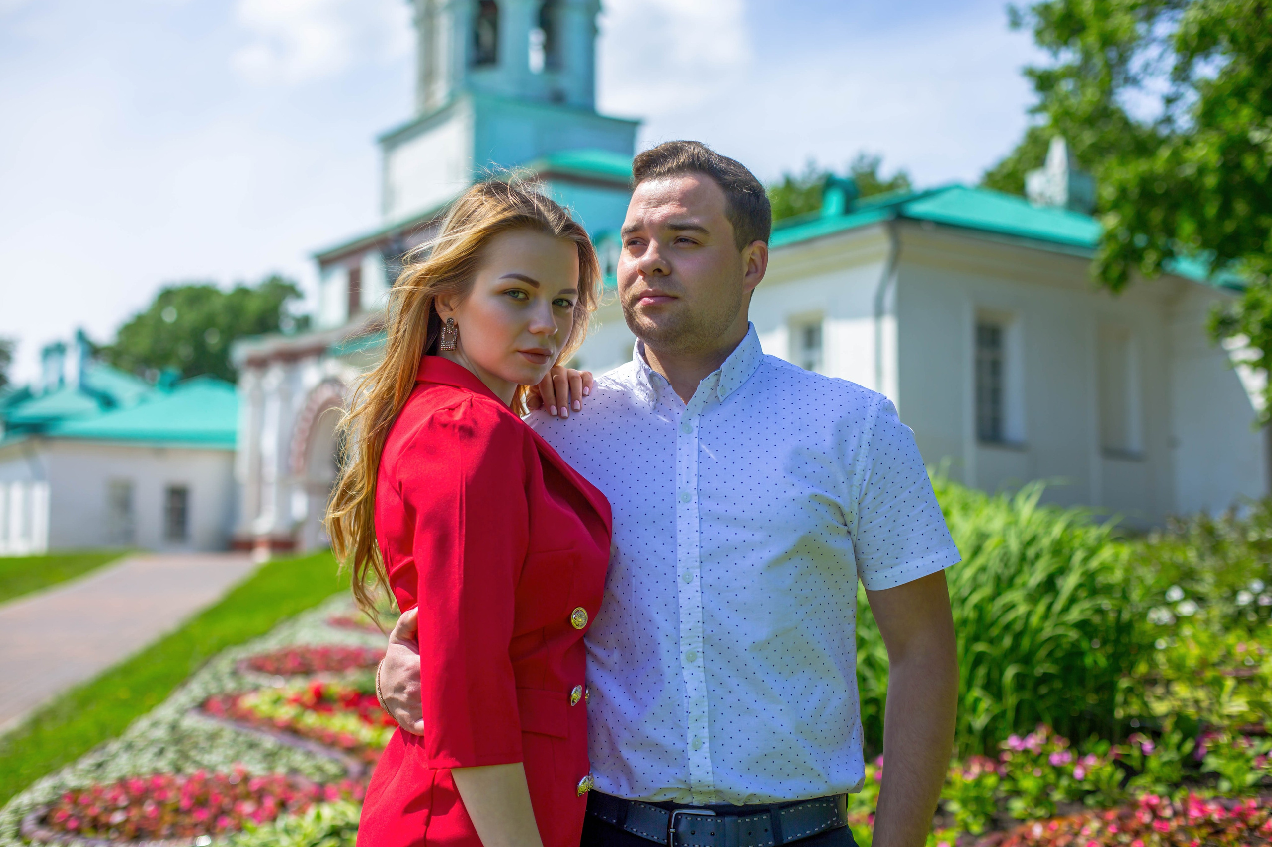 Яркие эмоции пары на до свадебной прогулке в парке Коломенское