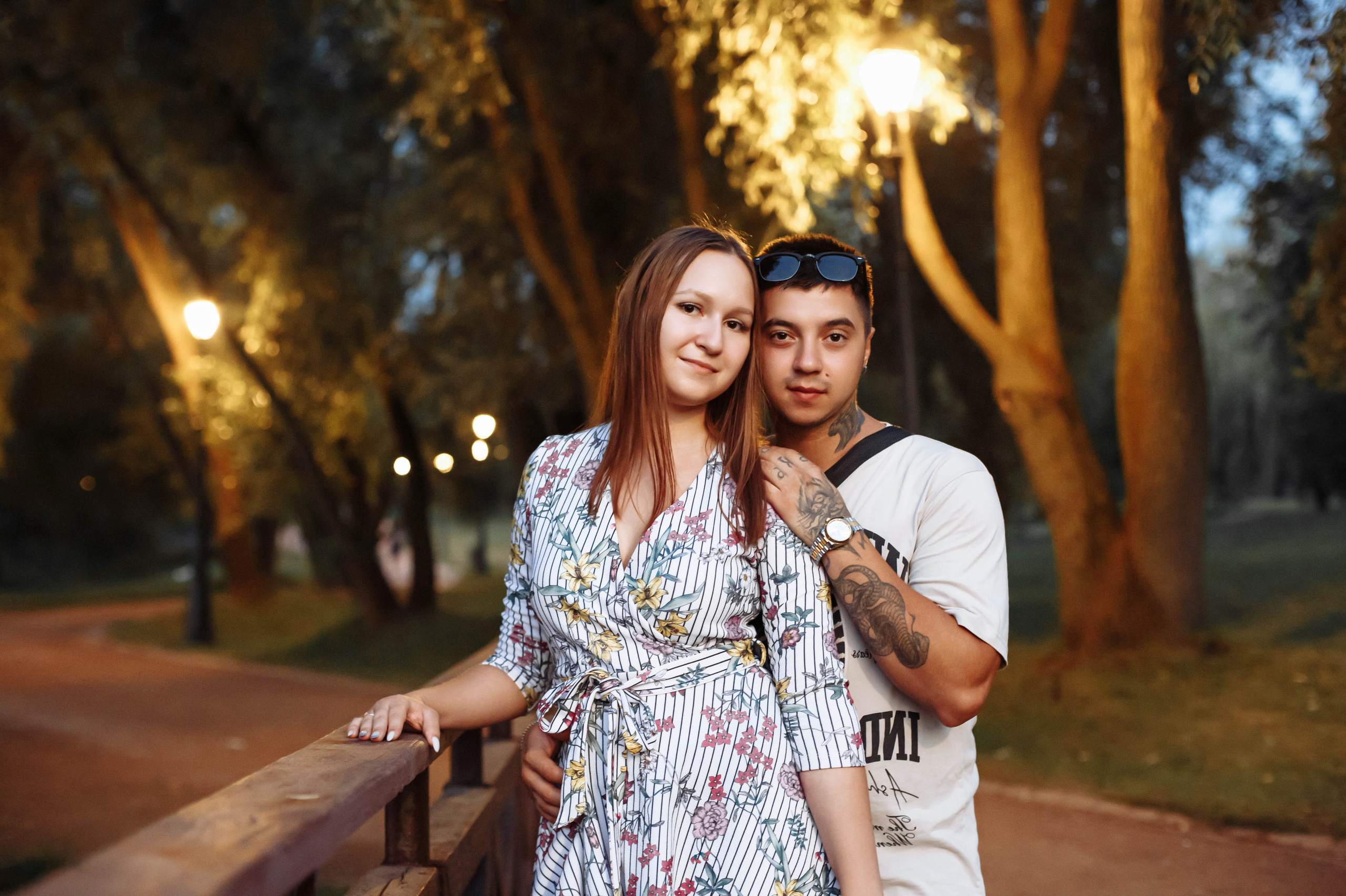 Счастливые влюбленные гуляют по аллее у пруда. Love Story в Царицыно