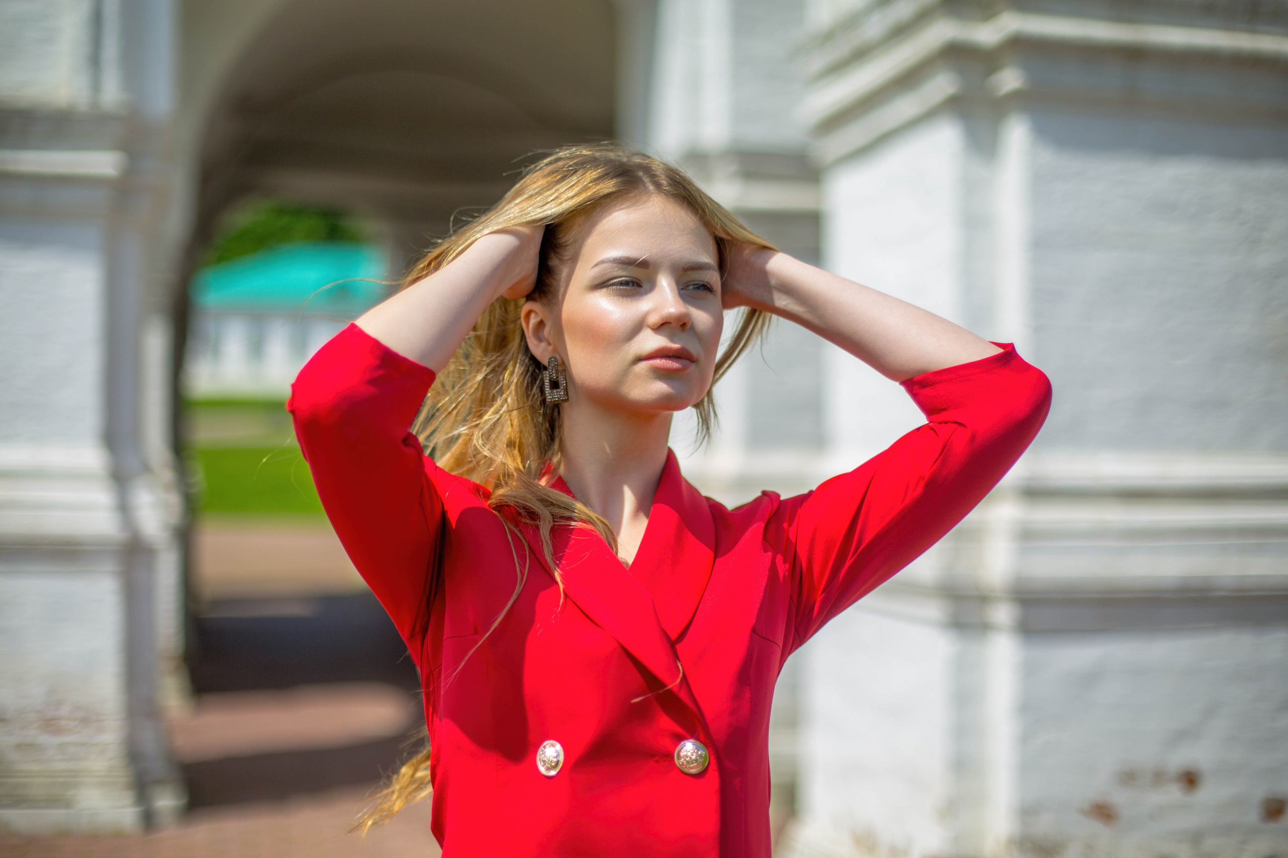 Портрет девушки на фоне дворца. До свадебная съемка в Коломенском парке в Москве