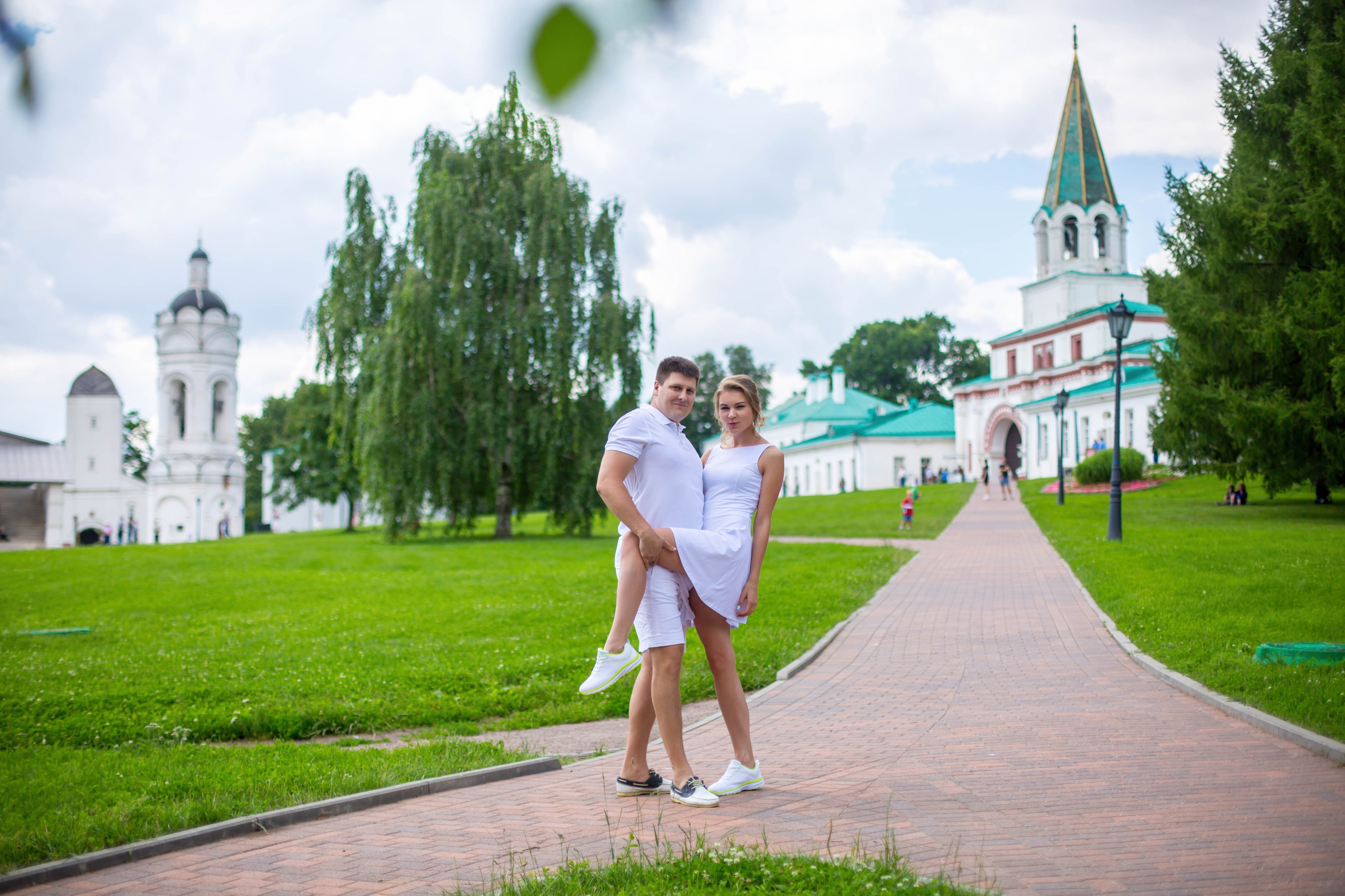 Влюблённые ведут себя игриво на лав стори до свадьбы в парке Коломенское