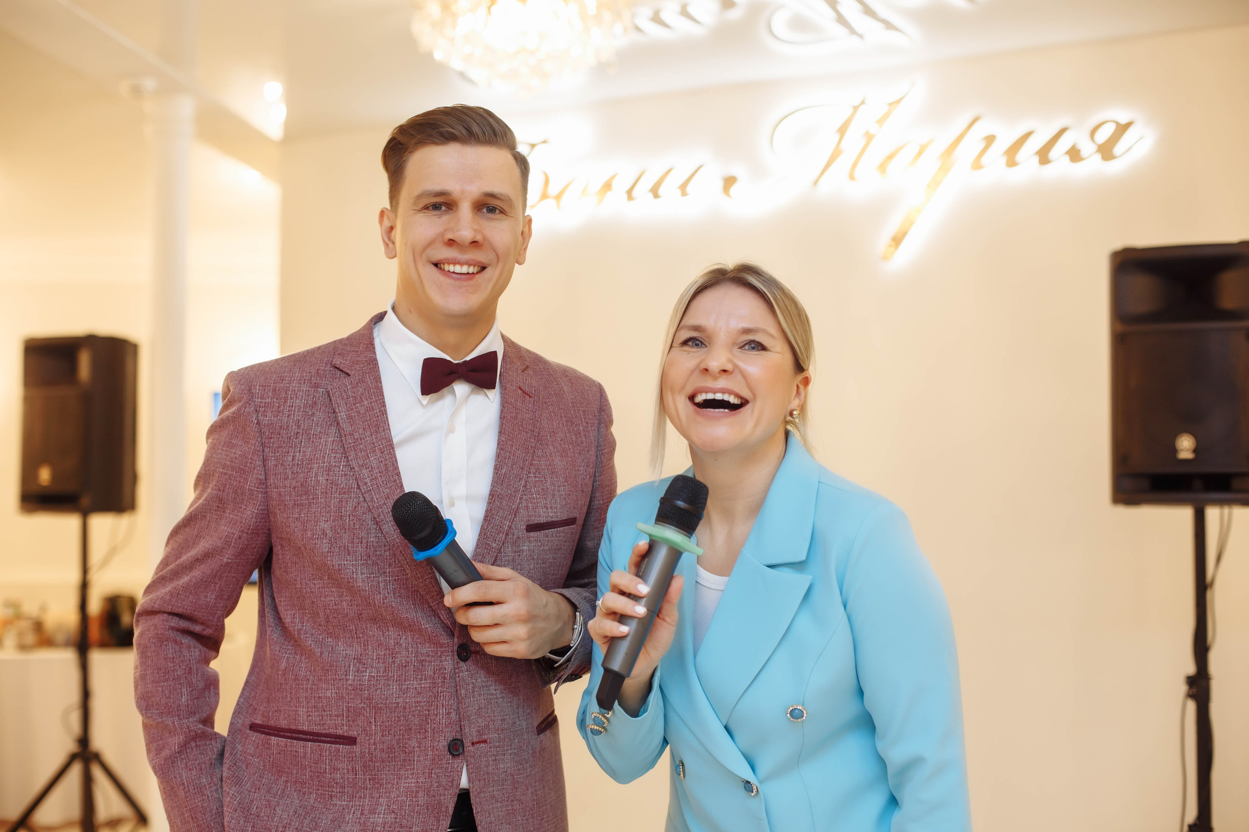 Дуэт ведущих на свадьбу, стильные и харизматичные. Фотограф Павел Коротков рекомендует на мероприятие.
