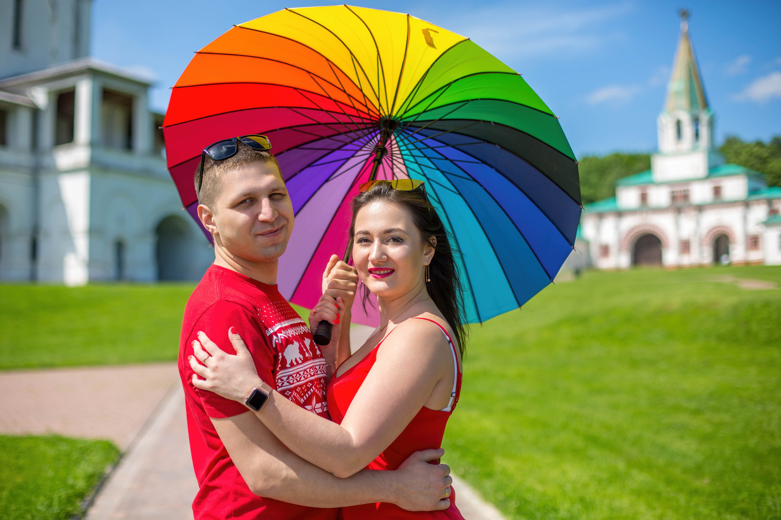 Love Story с зонтом и в ярких образах в парке Коломенское