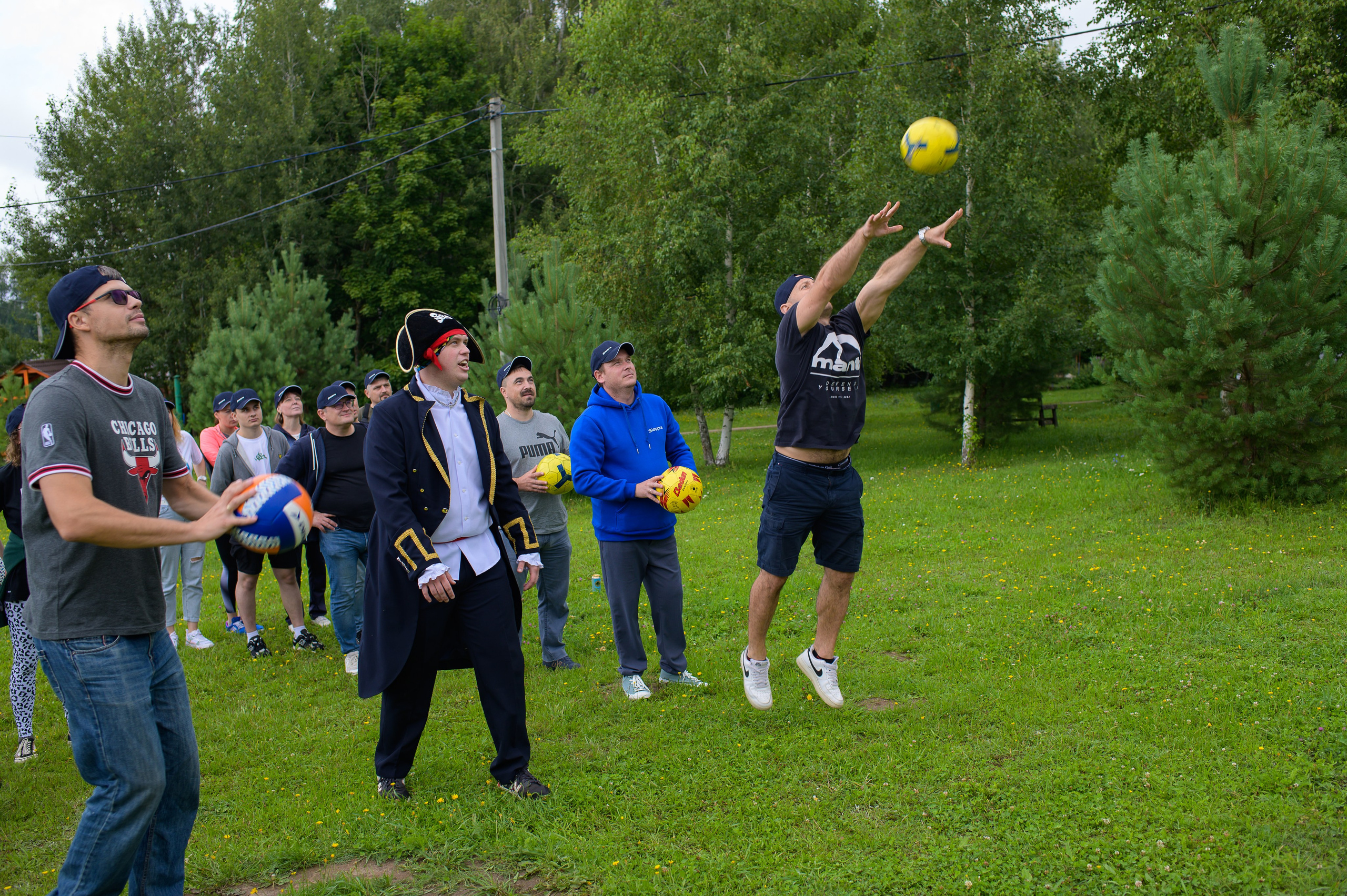 игрок забрасывает мяч в корзину