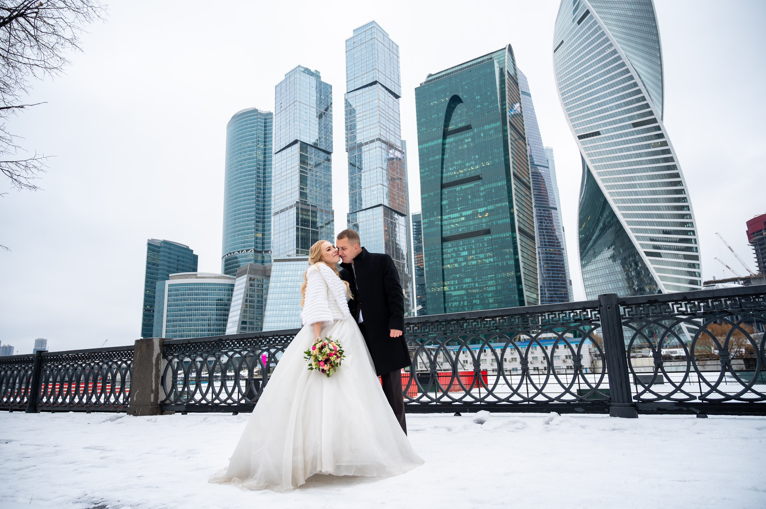 Свадебная фотосессия на набережной Тараса Шевченко зимой, забронировать свадебного фотографа по вкусным ценам в Москве
