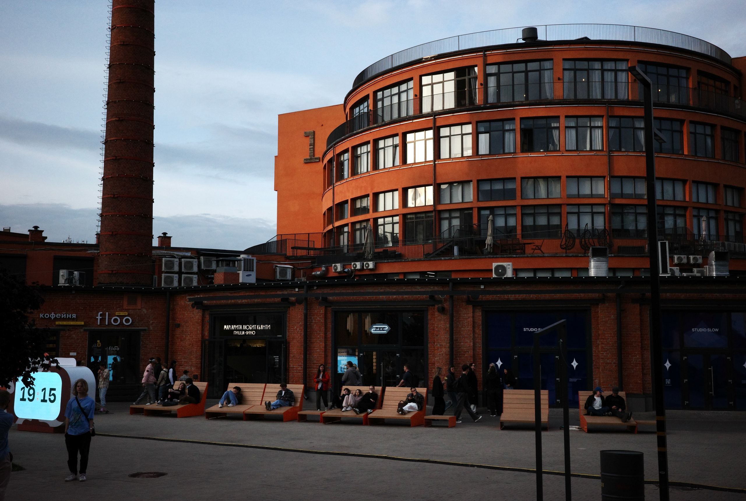Фотопрогулка по Дизайн-заводу (бывш. «Flacon») и арт-пространству «Хлебозавод» на Дмитровской. Проект «Фотокладовка»: блог уличной фотографии в формате street photo