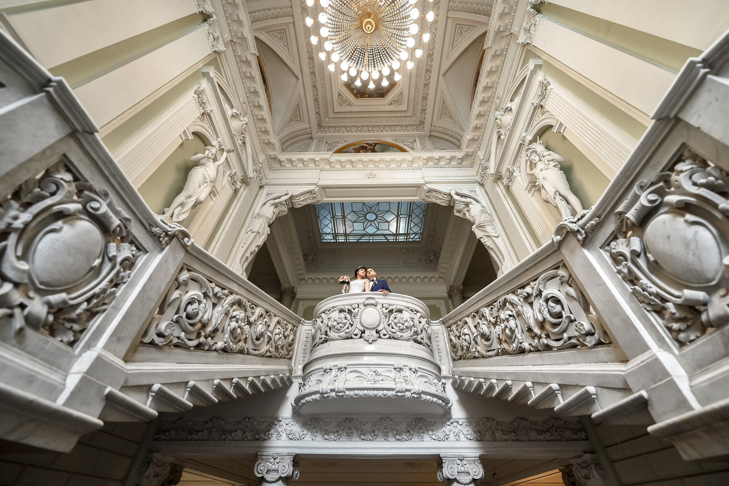 На фотографии передана всё величие и красота главной торжественной лестницы Первого Дворца Бракосочетания
