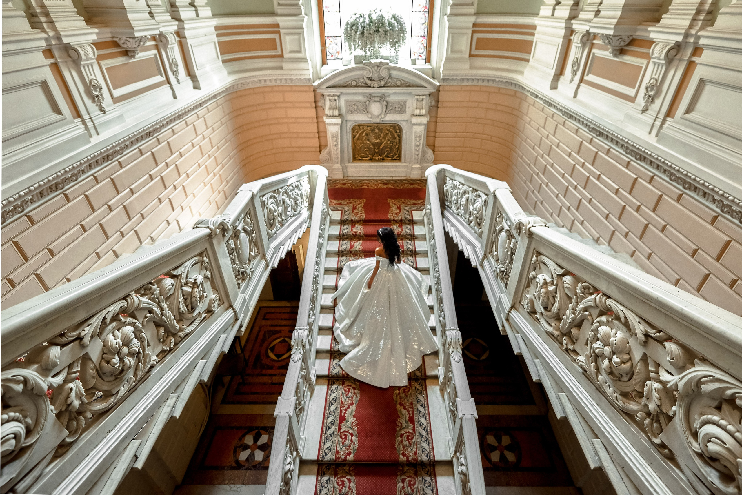 Невеста устремилась вверх по мраморной дворцовой лестнице Первого ЗАГСа
