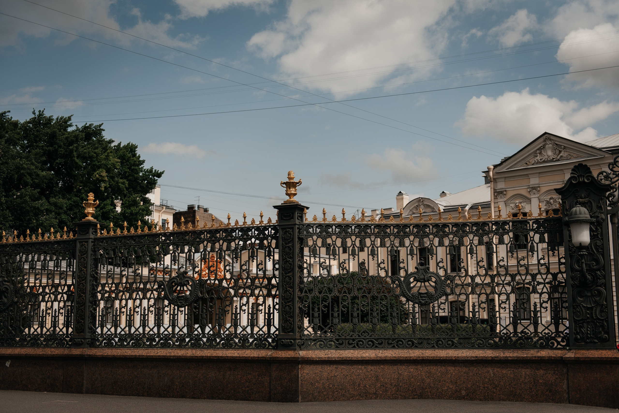 дворцы в Санкт-Петербурге для свадебной фотосессии в дождь, осенью или зимой